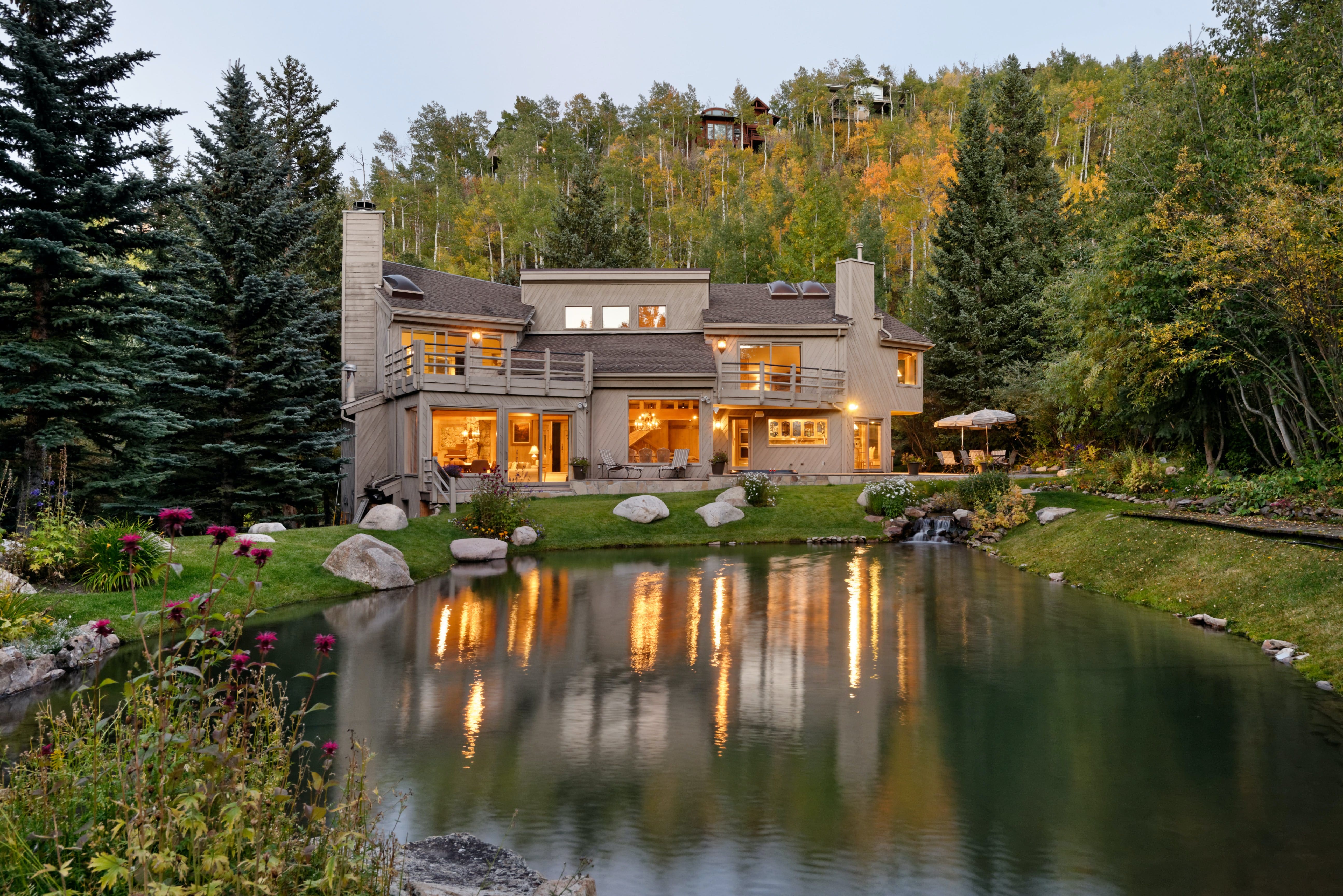 Alpine Ridge Lodge: Luxury 6-Bedroom Ski Chalet Rental Snowmass with Hot Tub and Slope Access