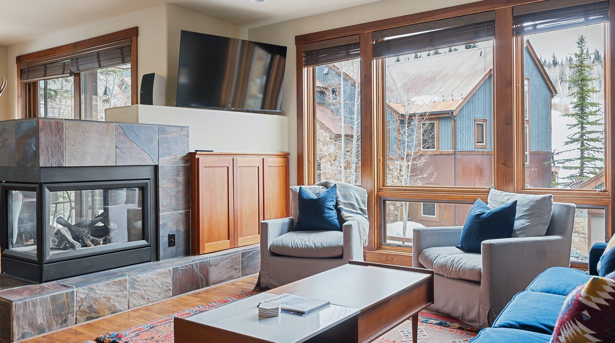 Alpine Ridge Residence: Luxury 2-Bedroom Ski Chalet Rental with Mountain Views, Telluride