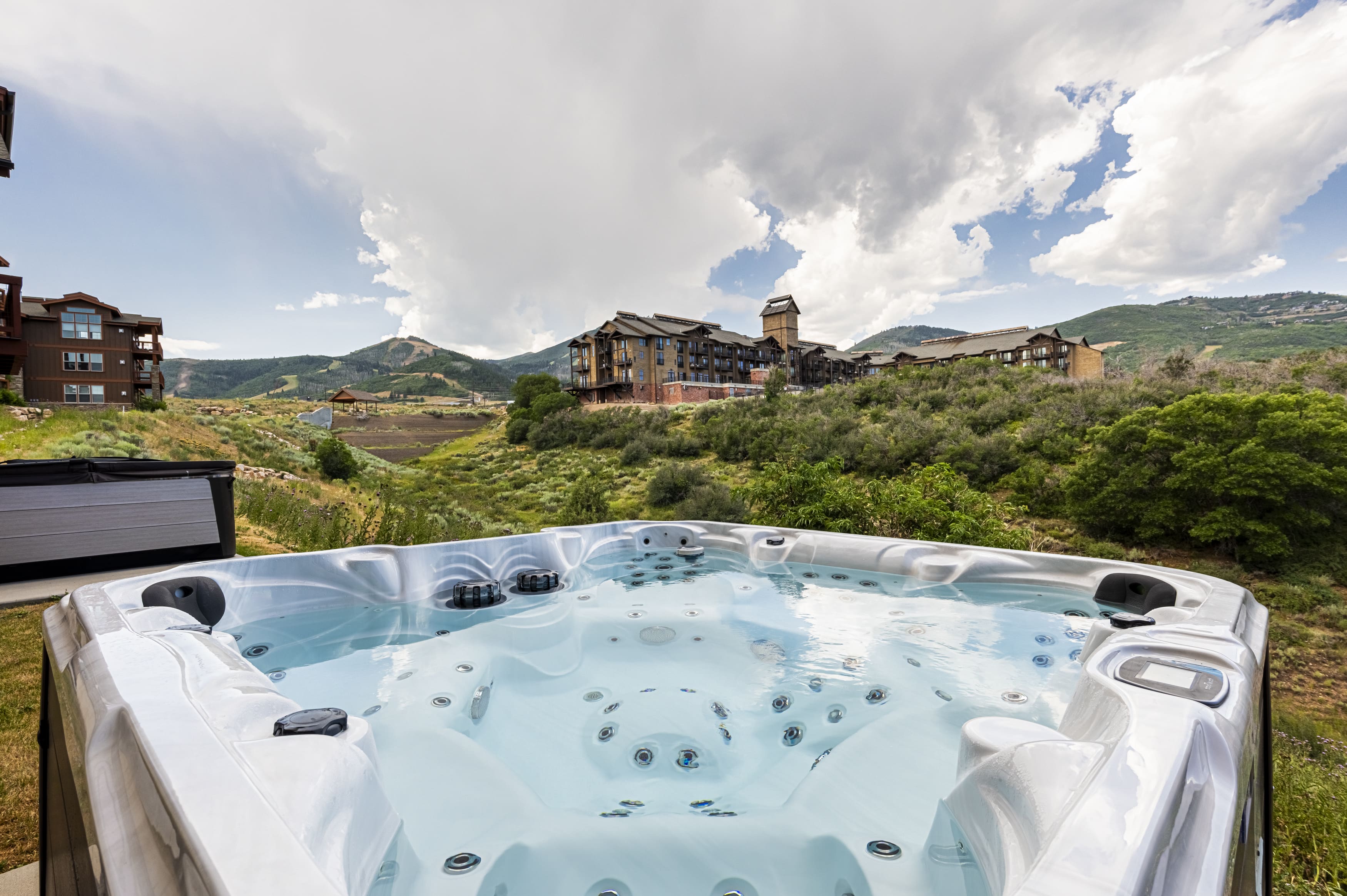 Alpine Ridge Retreat Park City: 5-Bedroom Ski Chalet Rental with Hot Tub and Games Room, Park City