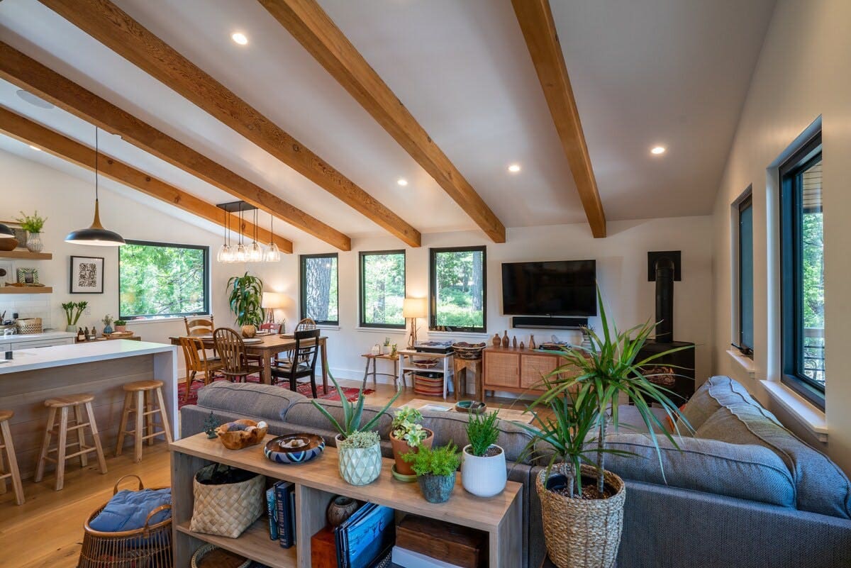 Alpine Vista Retreat: Charming 2-Bedroom Summer Chalet Lake Tahoe with Mountain Views