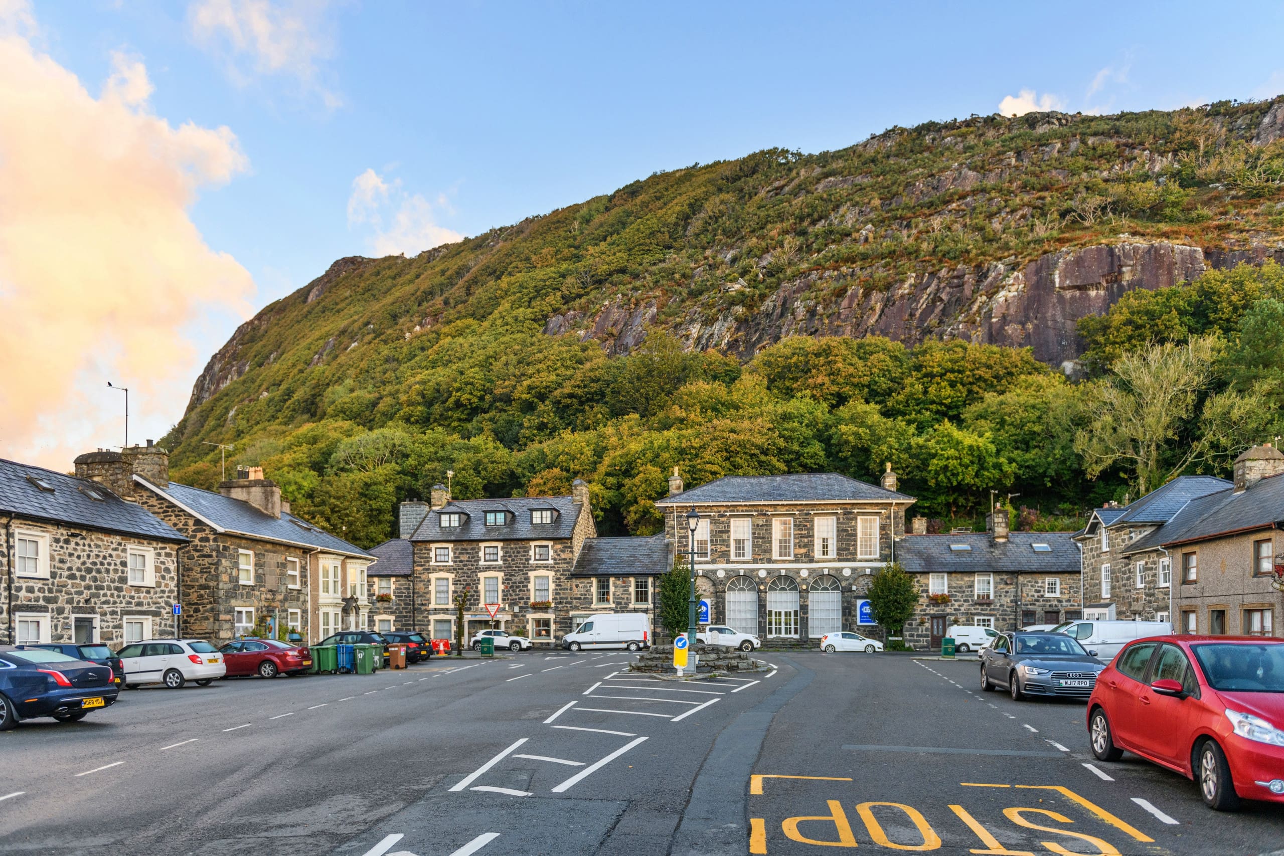 Apartment Cwmorthin Porthmadog: Spacious 5-Bedroom Golf Villa Rental with Hot Tub, Porthmadog