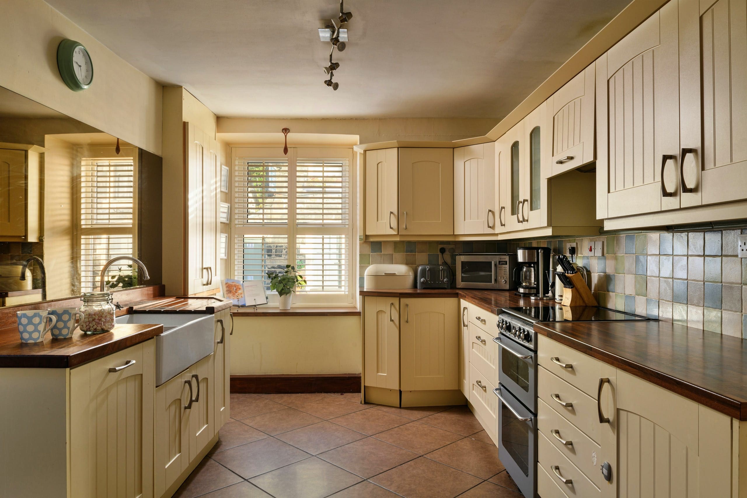 Apartment Cwmorthin Porthmadog: Spacious 5-Bedroom Golf Villa Rental with Hot Tub, Porthmadog