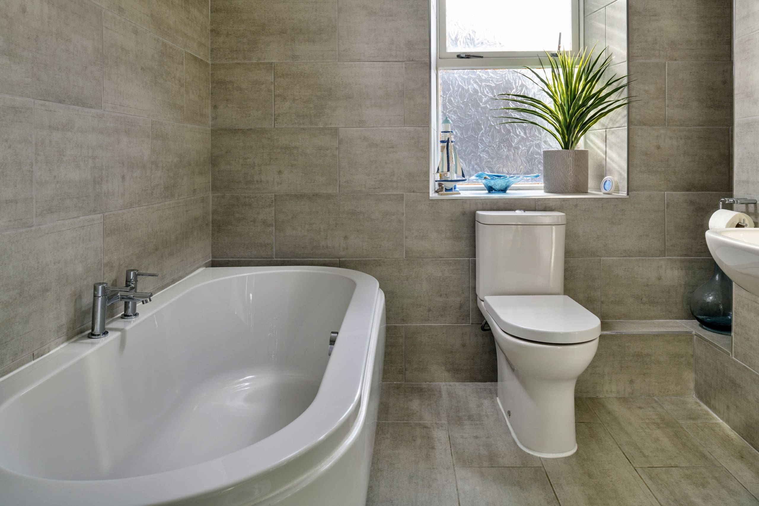 Apartment Cwmorthin Porthmadog: Spacious 5-Bedroom Golf Villa Rental with Hot Tub, Porthmadog