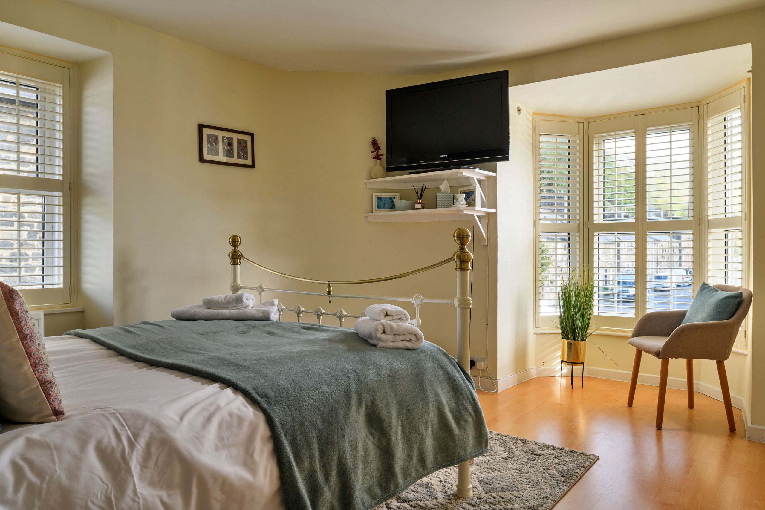 Apartment Cwmorthin Porthmadog: Spacious 5-Bedroom Golf Villa Rental with Hot Tub, Porthmadog