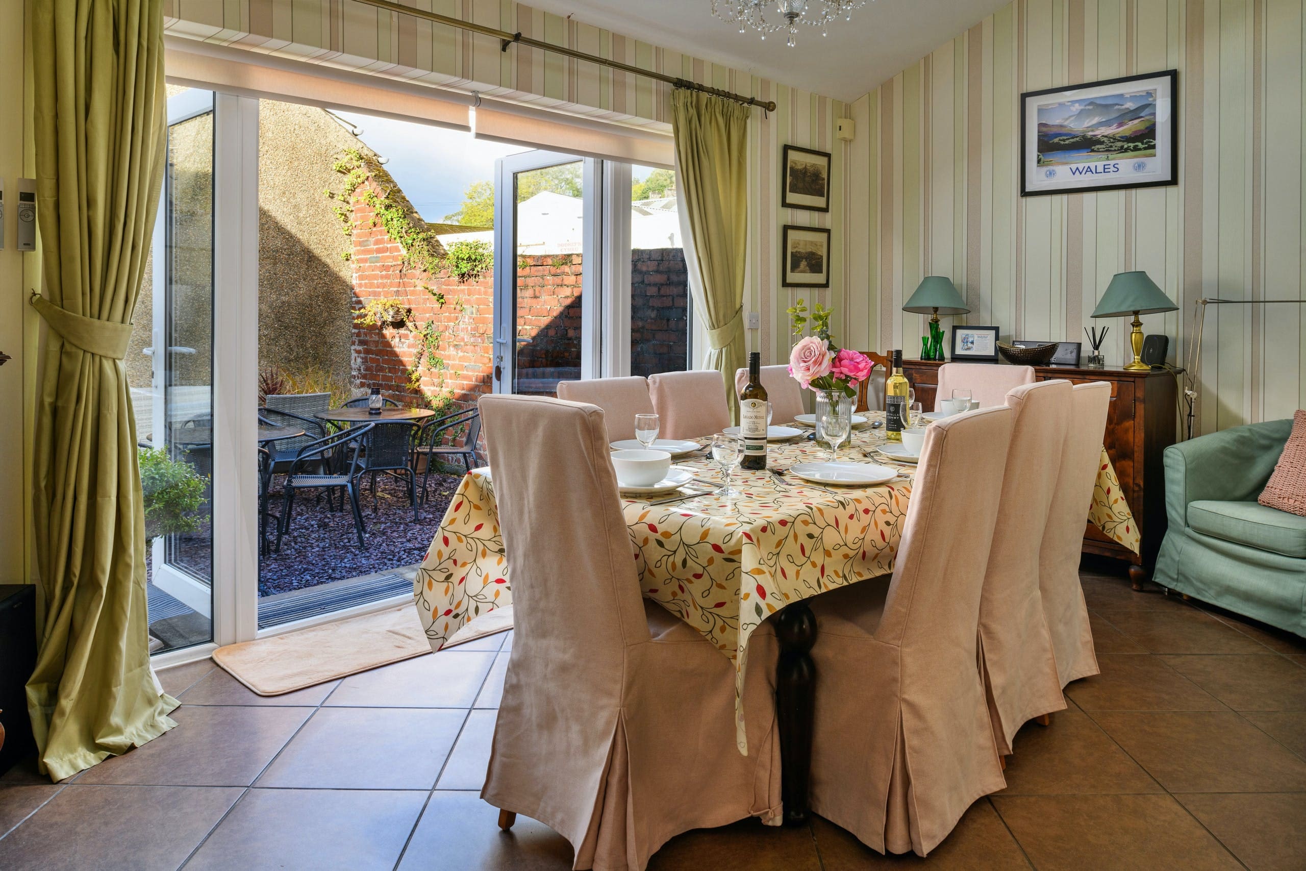 Apartment Cwmorthin Porthmadog: Spacious 5-Bedroom Golf Villa Rental with Hot Tub, Porthmadog