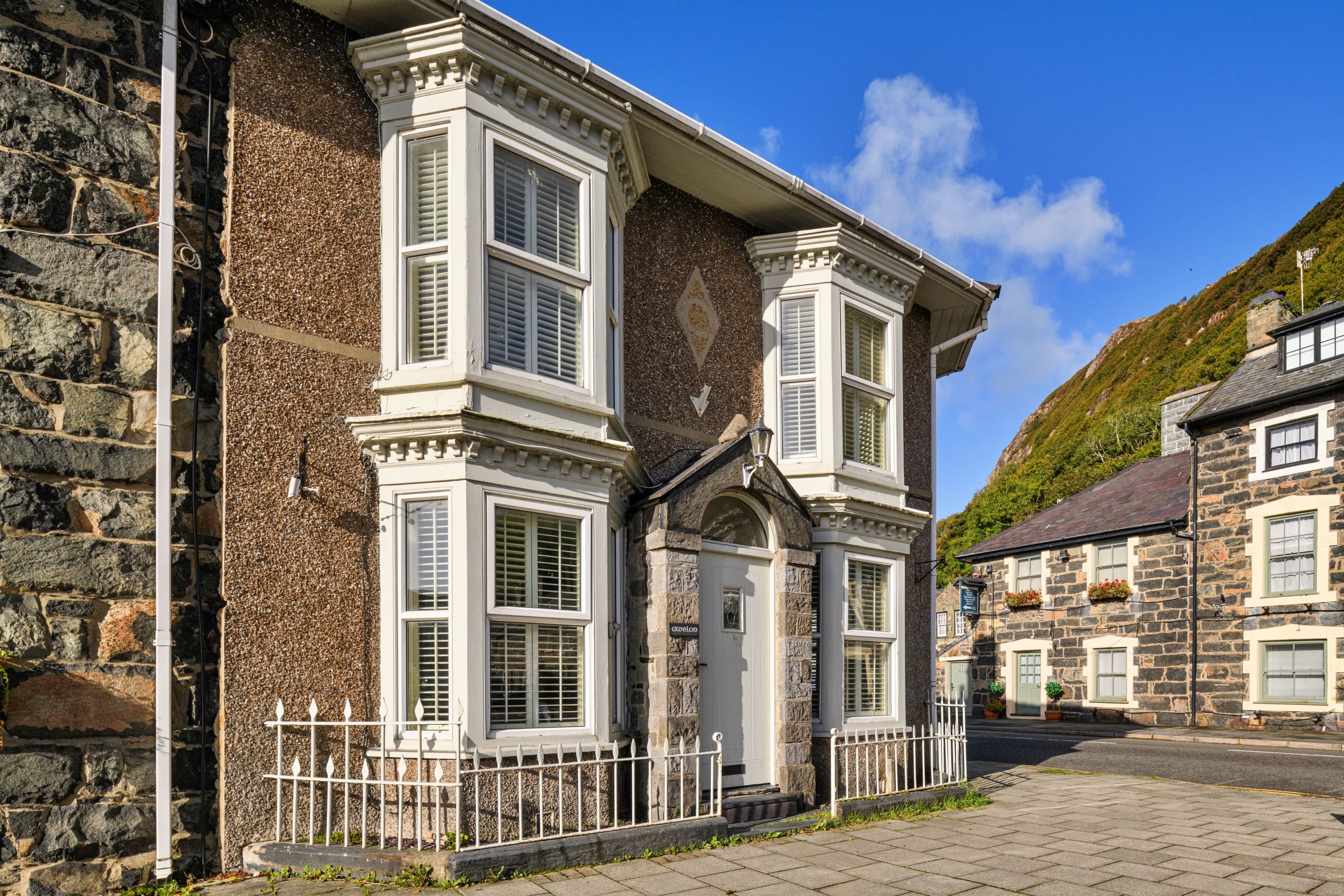 Apartment Cwmorthin Porthmadog: Spacious 5-Bedroom Golf Villa Rental with Hot Tub, Porthmadog