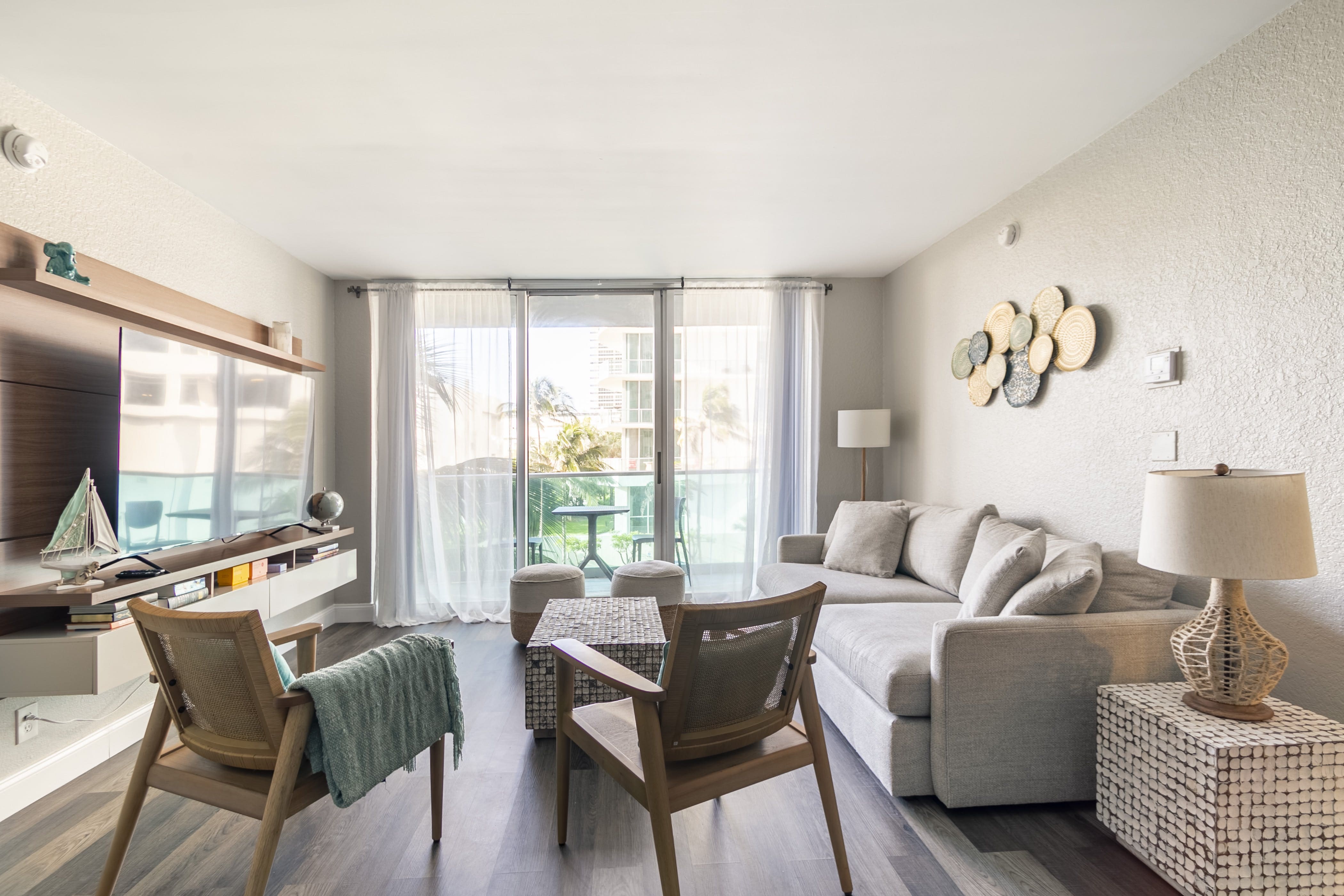Apartment Palmetto Hollywood: Stylish 2-Bedroom Apartment Rental with Seaview and Pool, Hollywood