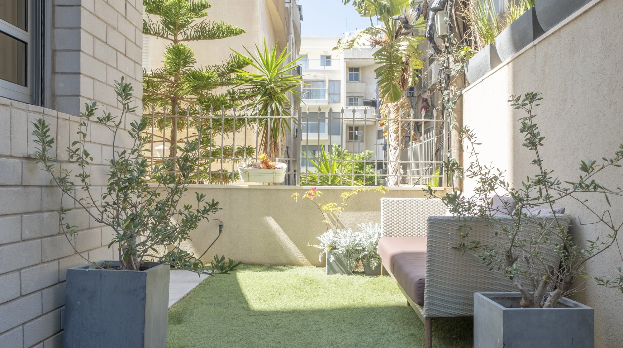 Apartment Shuk Kerem: Stylish 2-Bedroom Apartment with Seaview, Kerem Hateimanim, Tel Aviv
