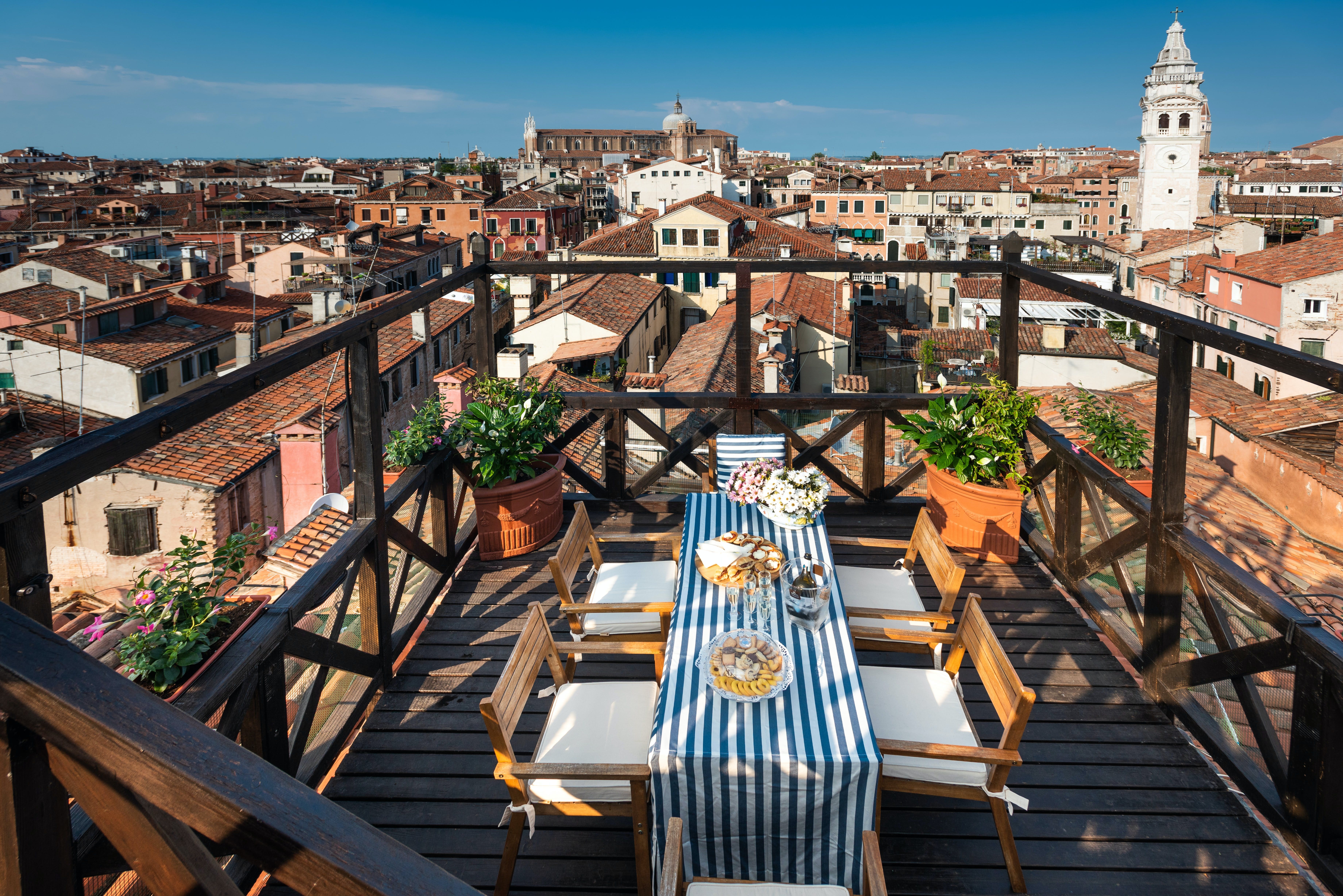Attico San Marco: Stunning 3-Bedroom Apartment with Rooftop Views, Venice