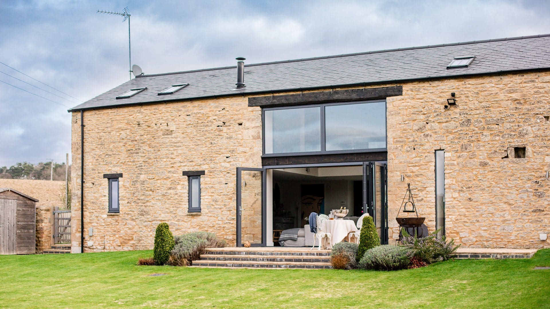 Barnsley Hideaway: Stunning 3-Bedroom Safari Lodge Rental with Lake Access, Oxfordshire