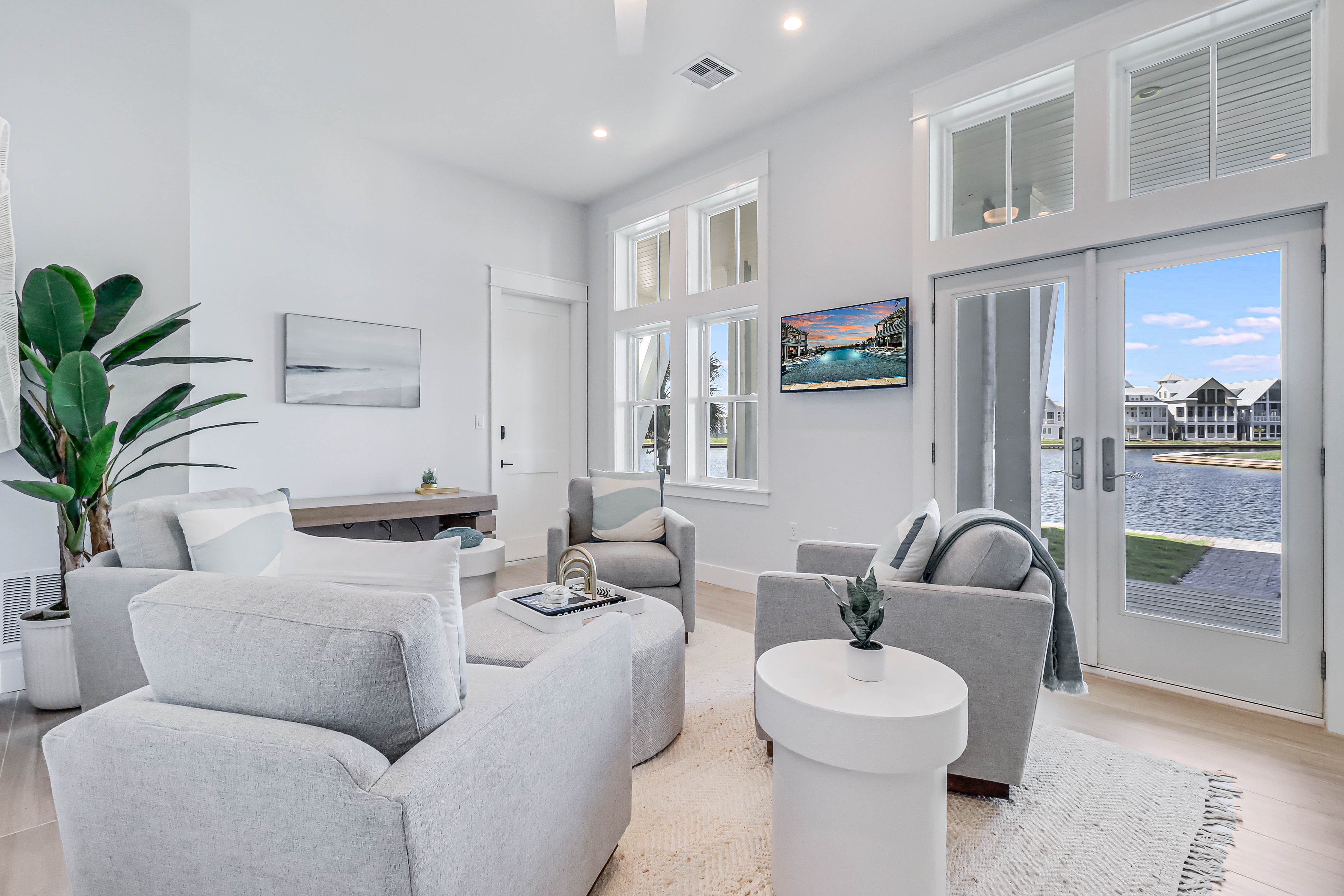 Bayshore Haven Villa: Luxury 6-Bedroom Lakefront Villa with Resort Amenities, Nueces County Texas