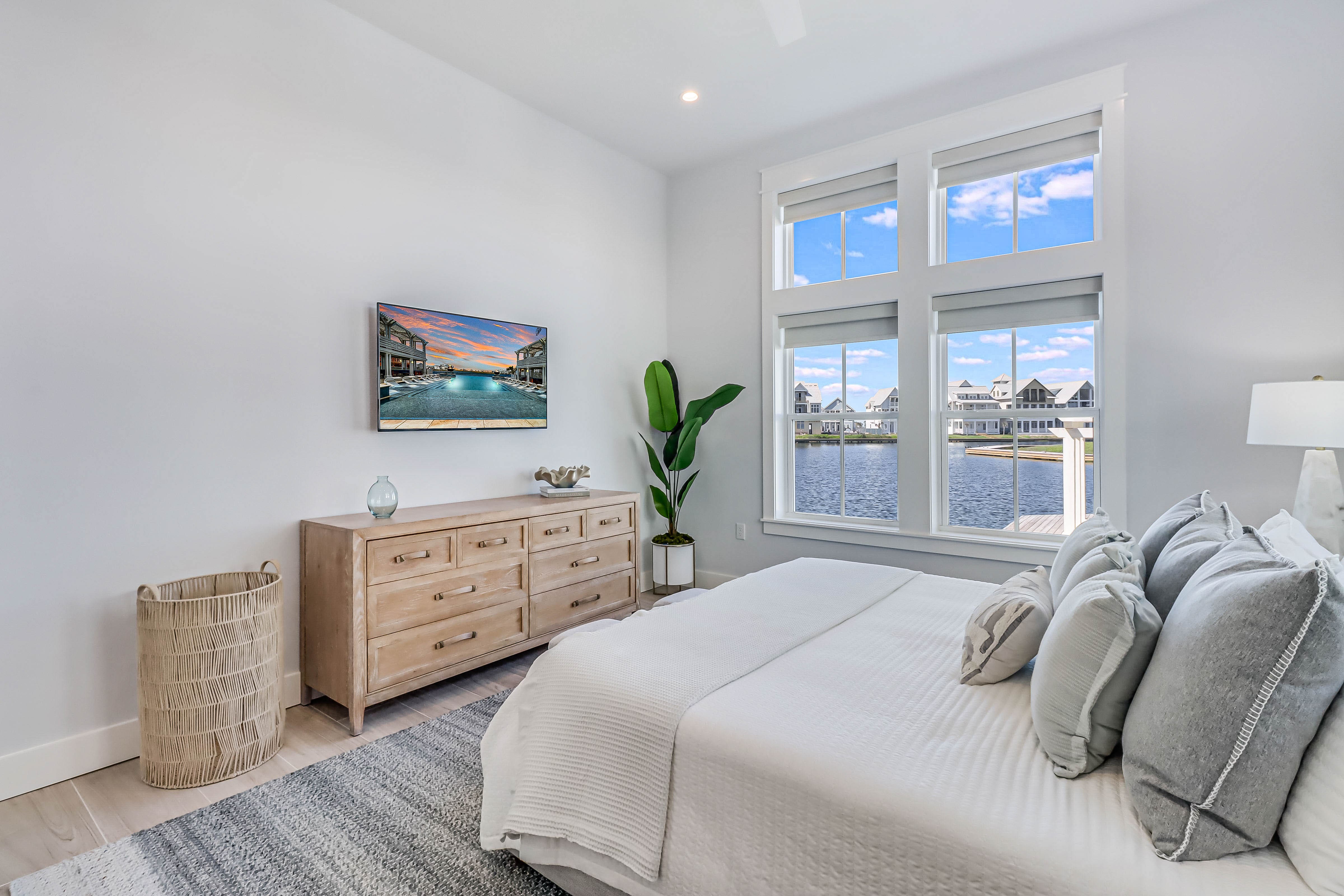 Bayshore Haven Villa: Luxury 6-Bedroom Lakefront Villa with Resort Amenities, Nueces County Texas