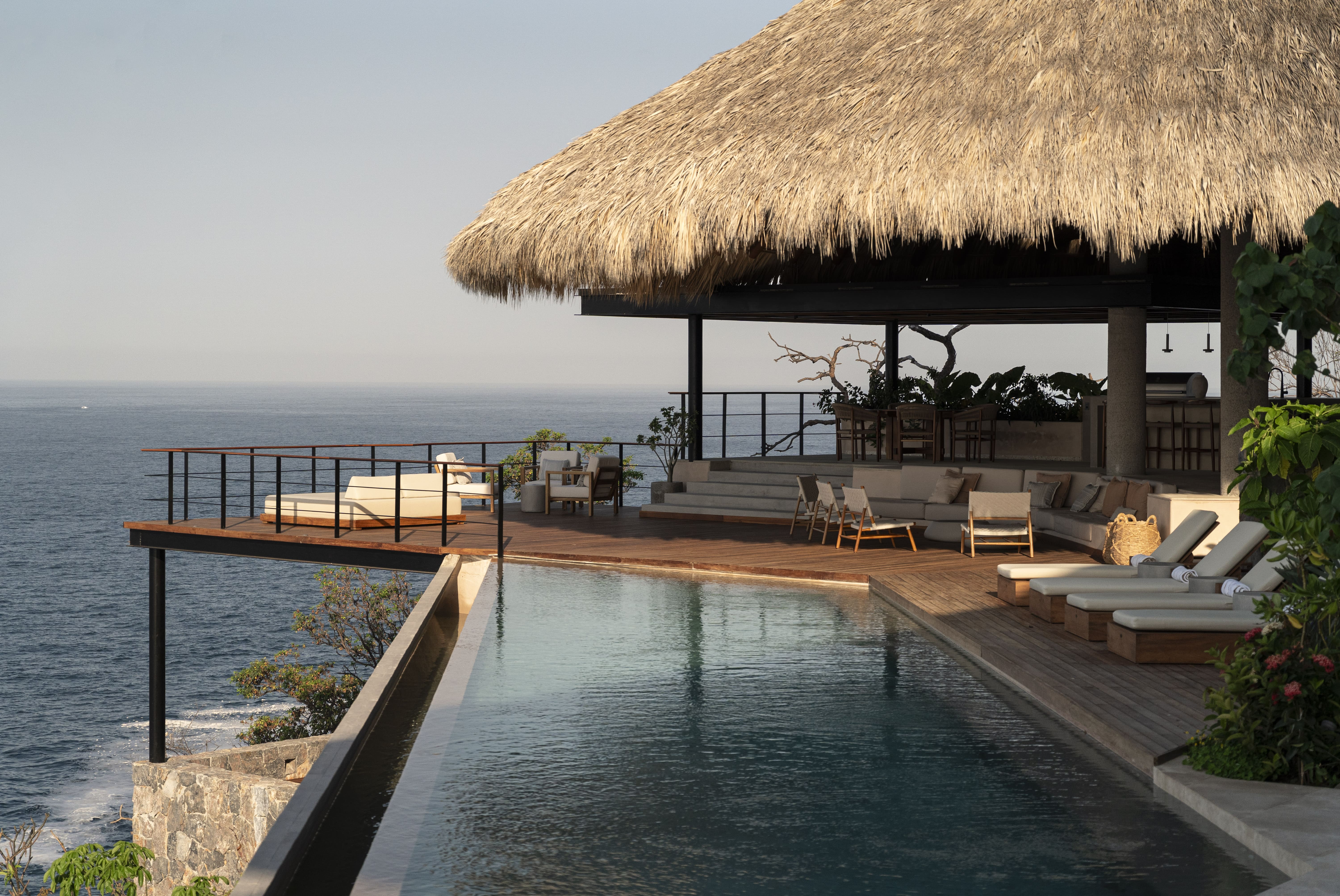 Casa Acantilado Azul: Spectacular 6-Bedroom Clifftop Apartment with Dual Infinity Pools, Guerrero