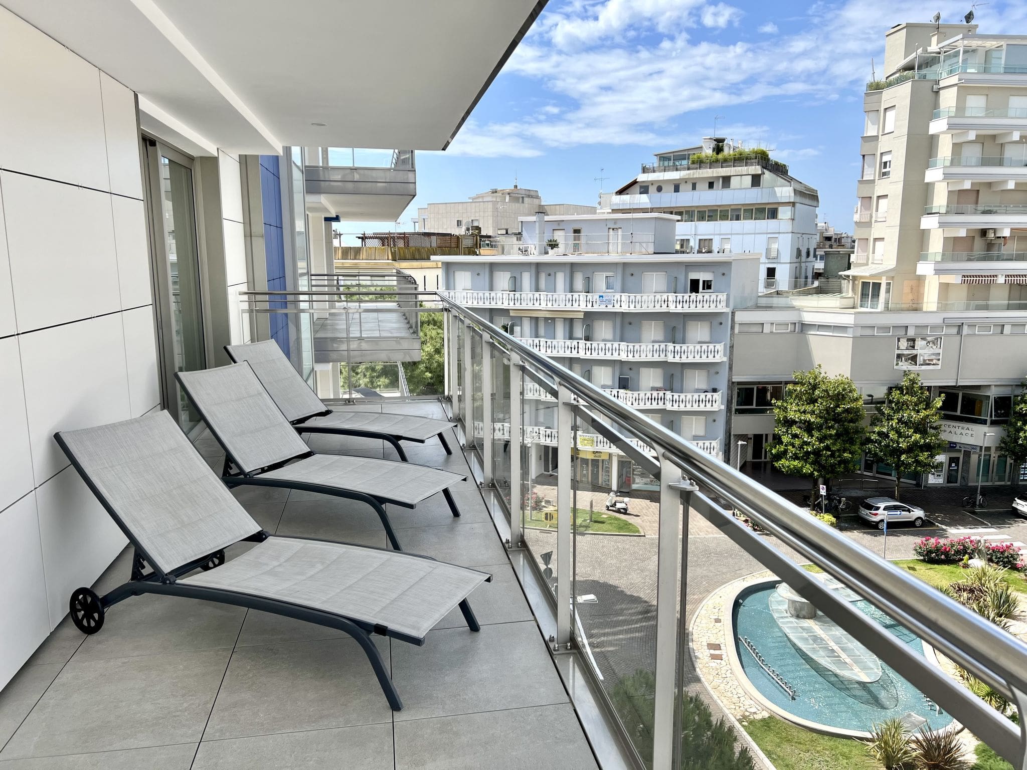 Casa Adriatico Lignano Lignano Sabbiadoro: Modern 2-Bedroom Beachside Apartment with Balcony and Air Conditioning Just 200m from the Sea