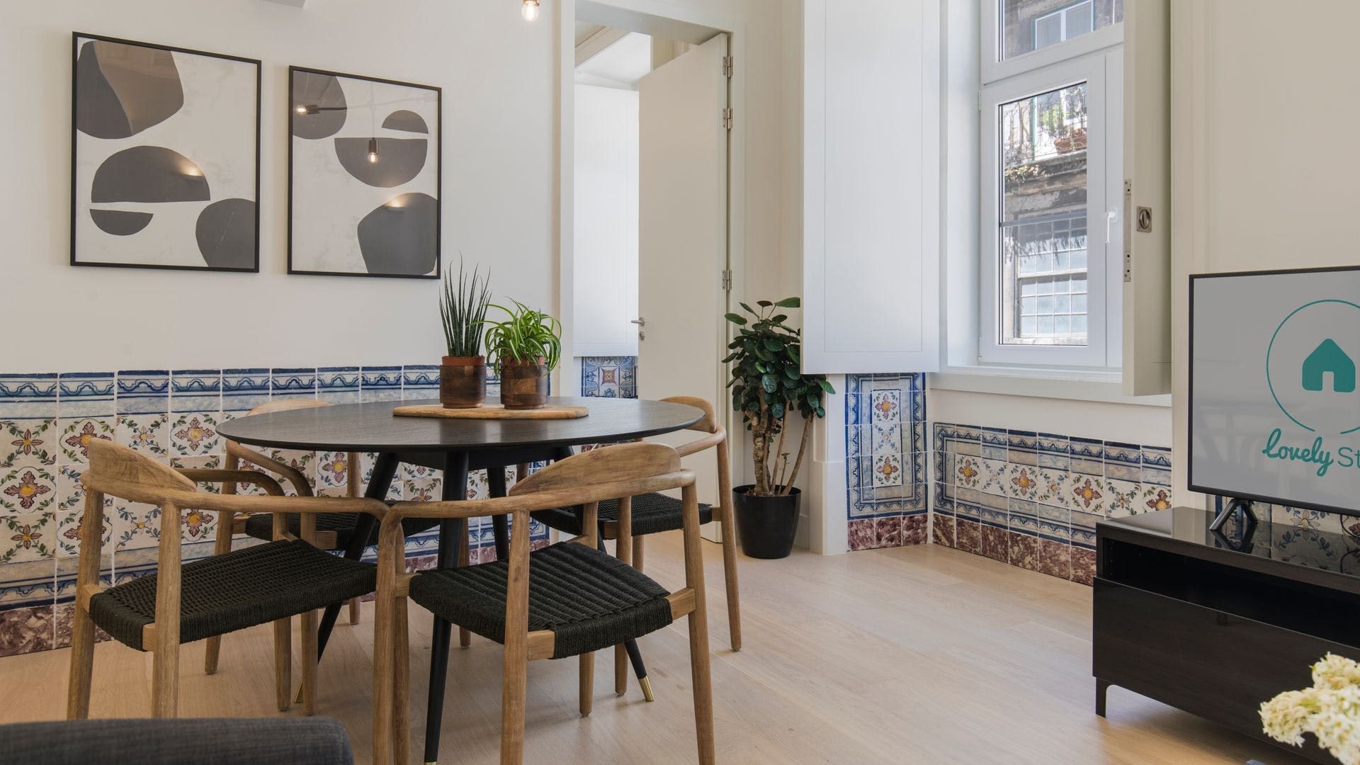 Casa Alfama Chiado: Luxury 2-Bedroom Apartment with Family-Friendly Features, Lisbon