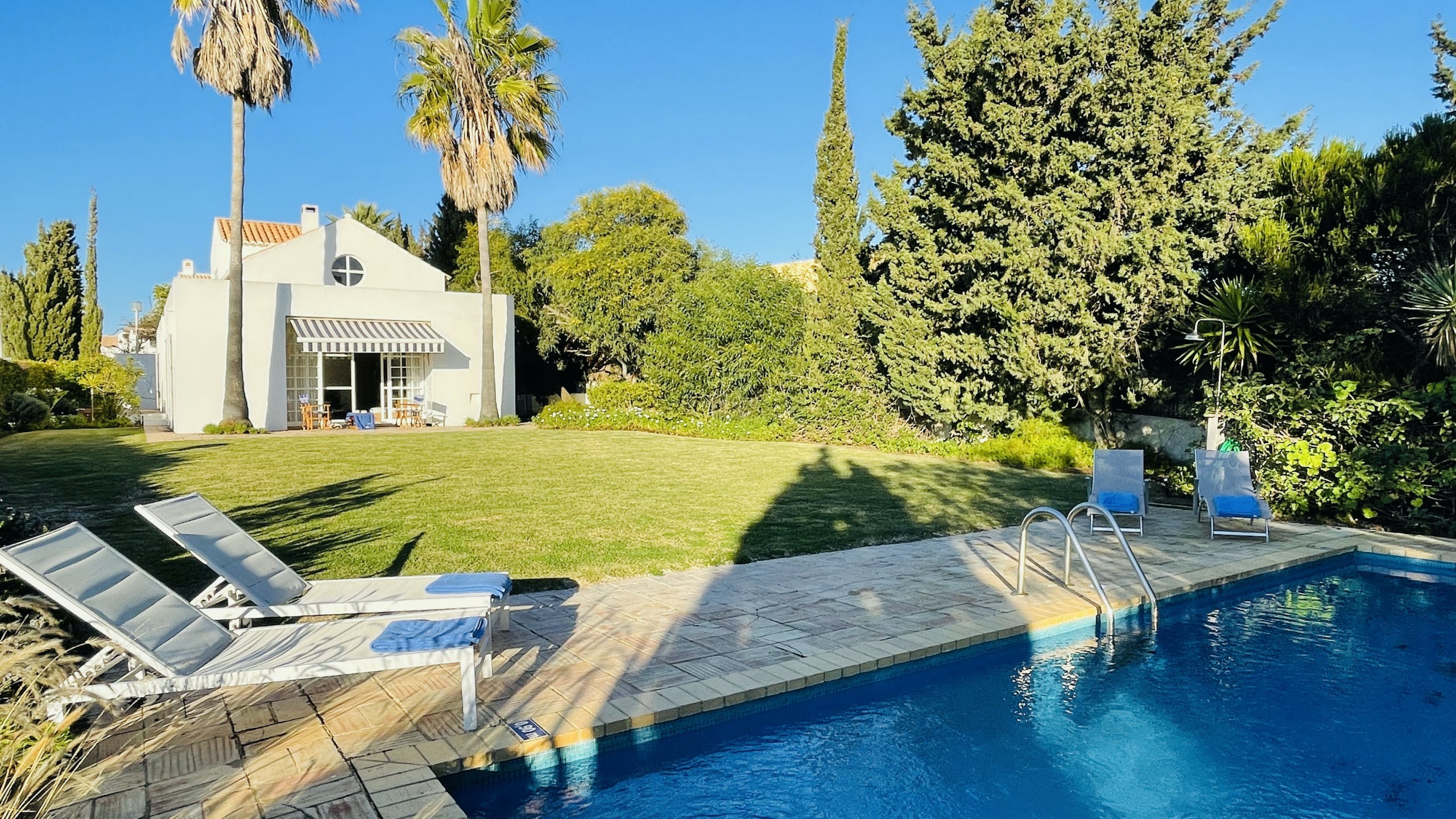 Casa Alfarrobeira Guia: Spacious 4-Bedroom Apartment with Seaview and Pool, Guia