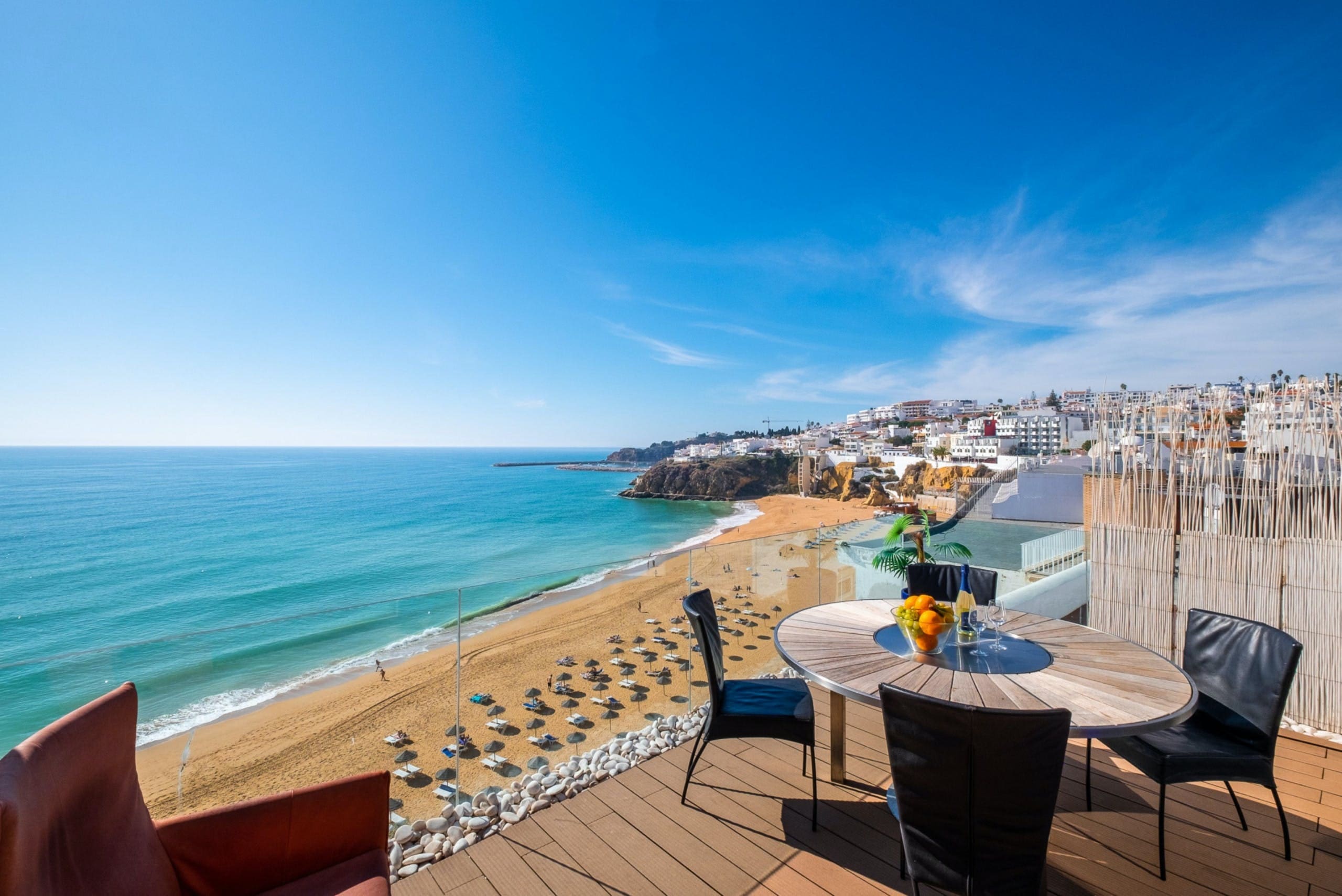 Casa Alfazema Albufeira: Spacious 4-Bedroom Apartment with Sea Views, Beachfront in Albufeira