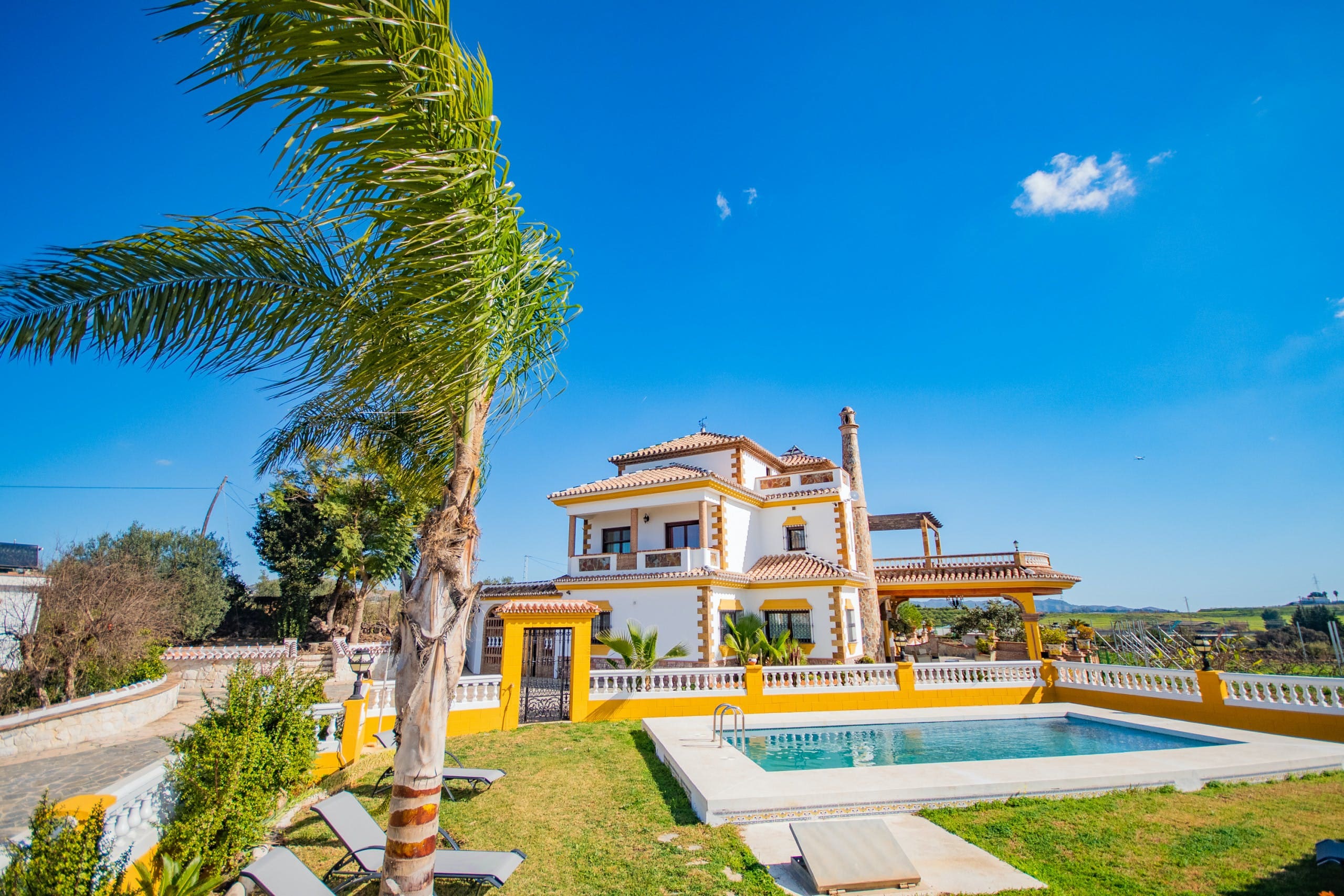 Casa Alhaurín Valle: Spacious 5-Bedroom Apartment with Seaview and Pool, Malaga Region