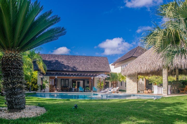 Casa Alisios Punta Cana: Spacious 4-Bedroom Apartment with Beachfront Access, Dominican Republic
