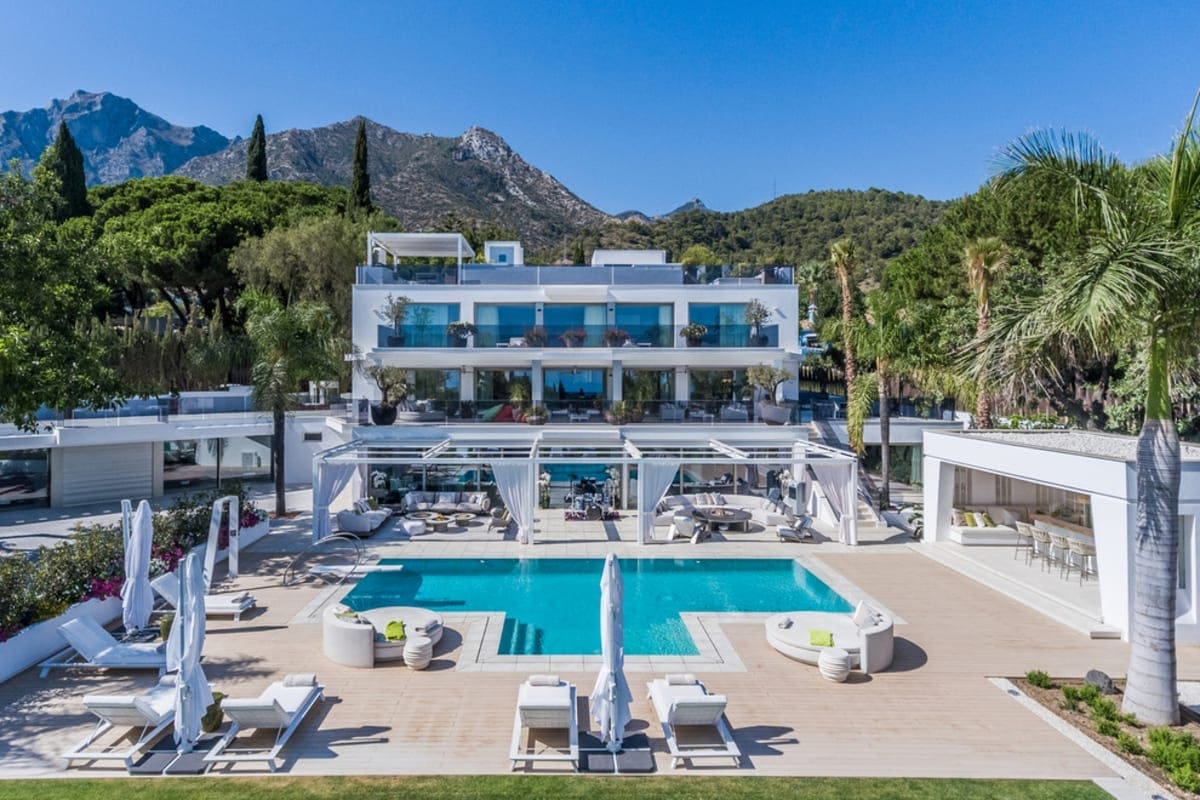 Casa Almendro Marbella: Luxury 8-Bedroom Apartment with Seaview and Pool, Marbella
