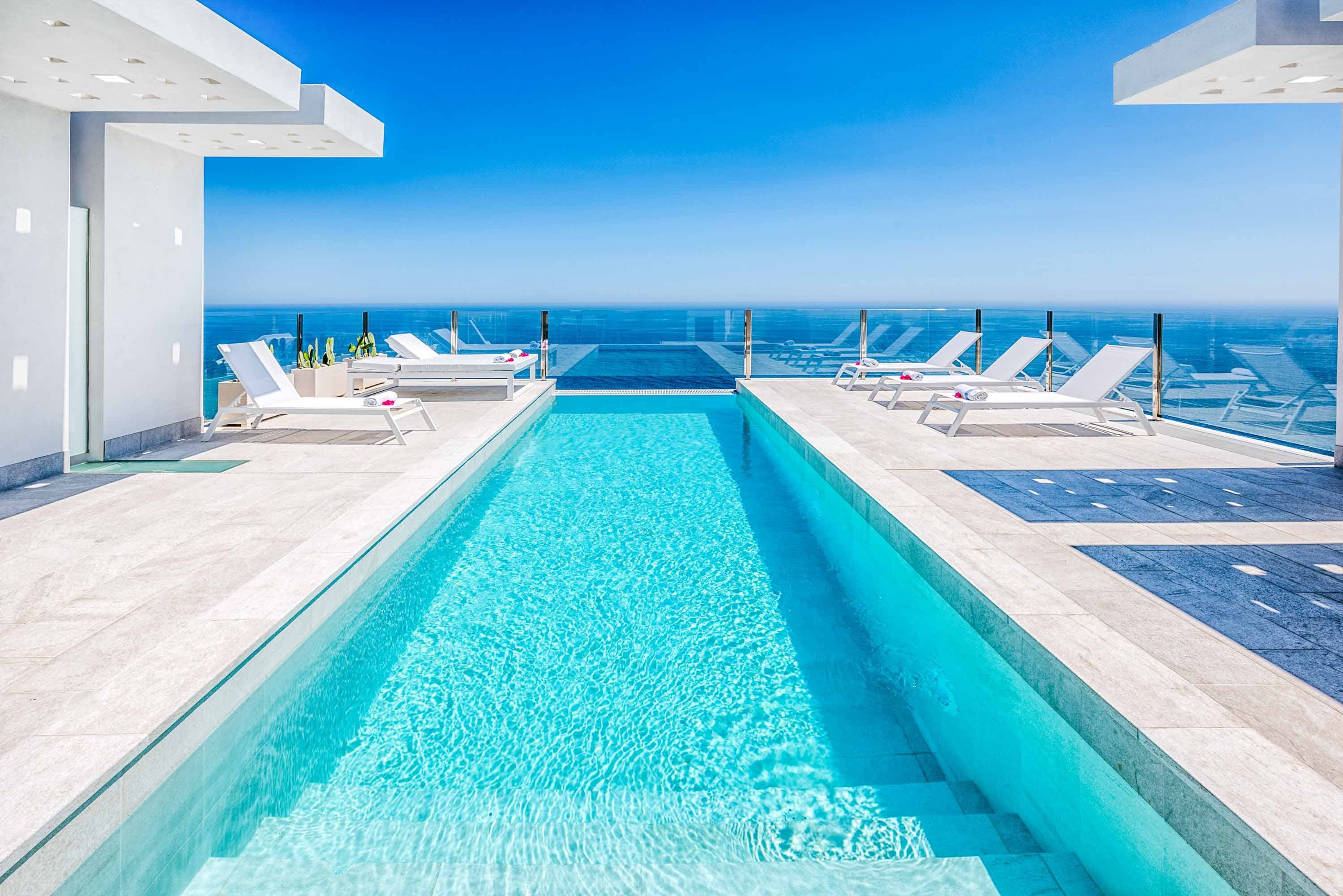 Casa Almijara Nerja: Luxury 4-Bedroom Apartment with Seaview and Pool, Nerja