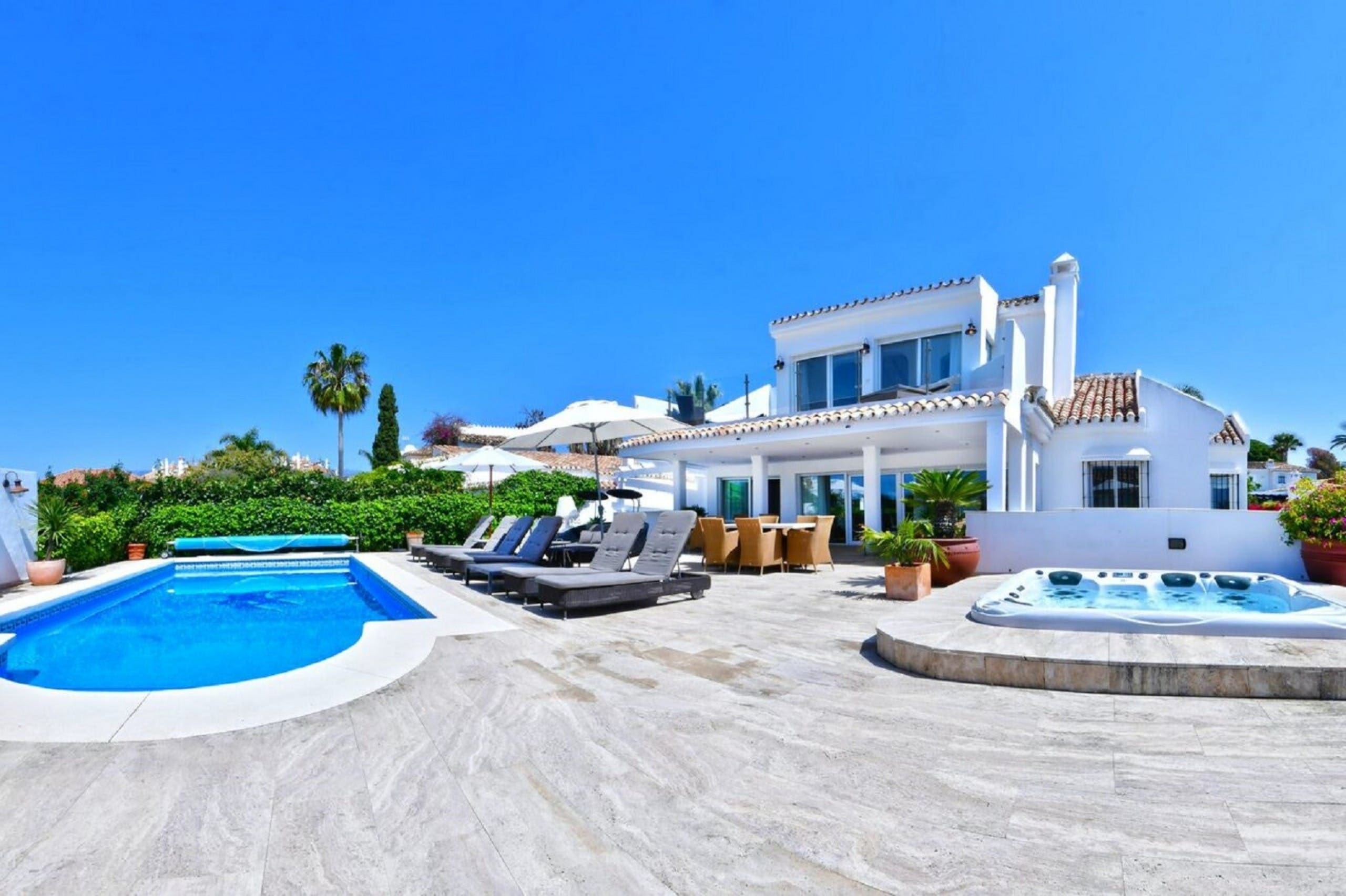 Casa Aloha Marbella: 6-Bedroom Luxury Apartment with Seaview and Pool, Marbella