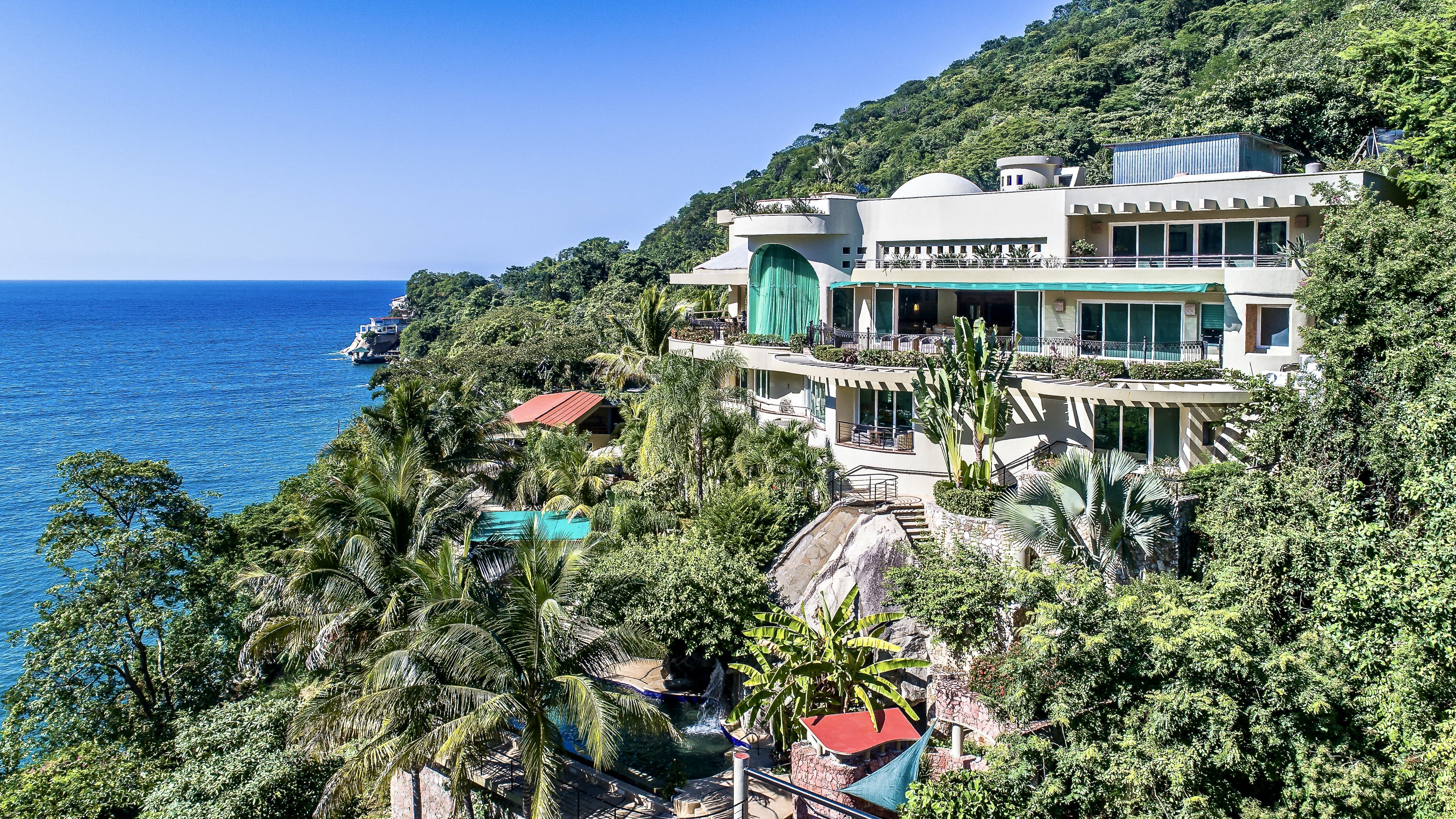 Casa Amapa Vallarta: Stunning 8-Bedroom Beachfront Apartment with Infinity Pool, Puerto Vallarta