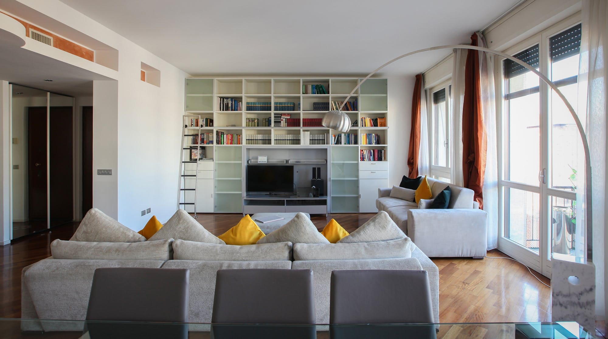 Casa Ambrosiana Milan: Elegant 3-Bedroom Apartment with Hot Tub, Milan Statale