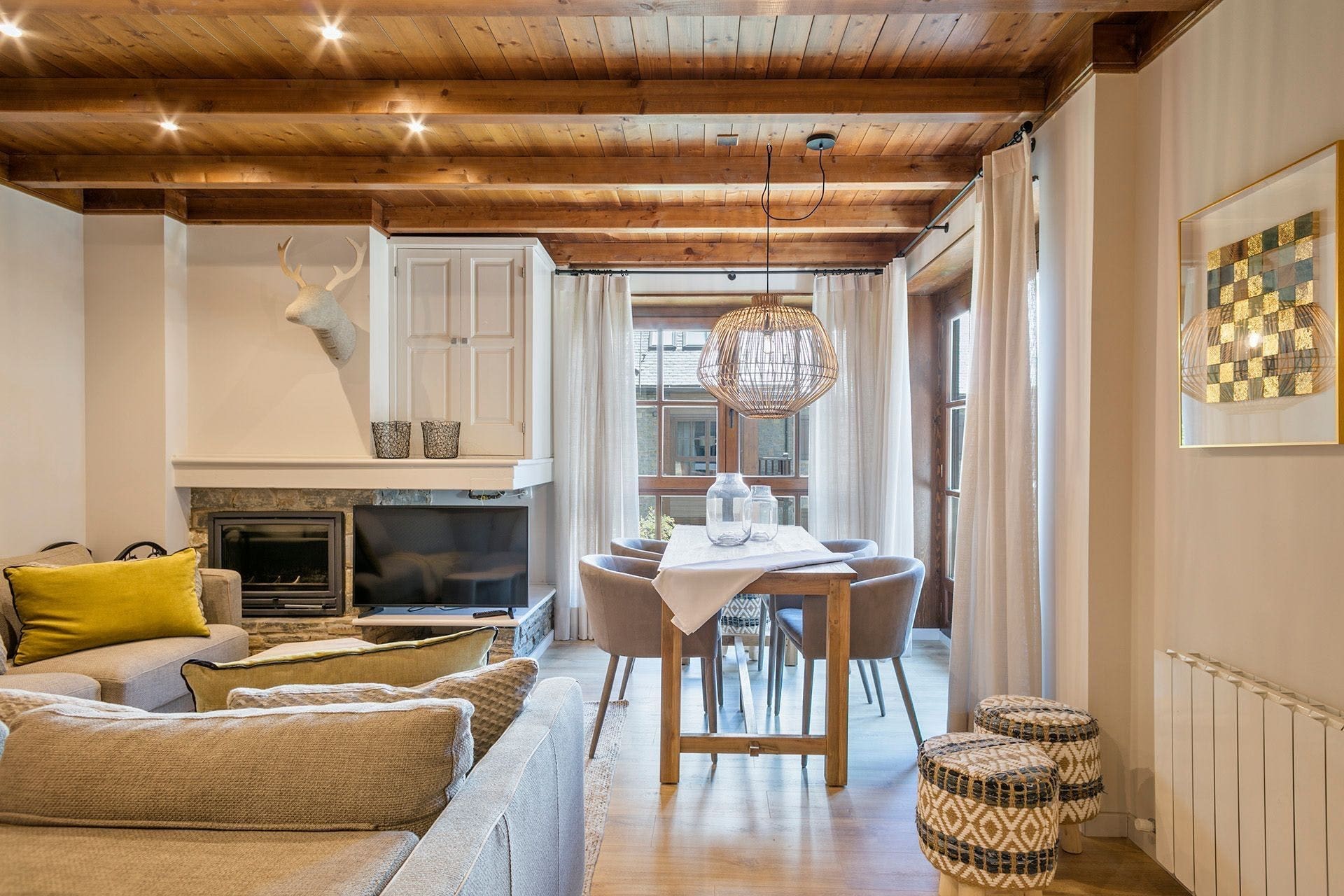 Casa Aneto Vielha: Charming 2-Bedroom Ski Chalet with Countryside Views, Val d’Aran