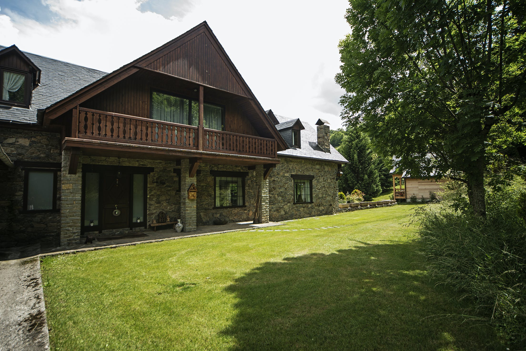 Casa Artiga Aran: Charming 4-Bedroom Ski Chalet with Stunning Views, Val d’Aran