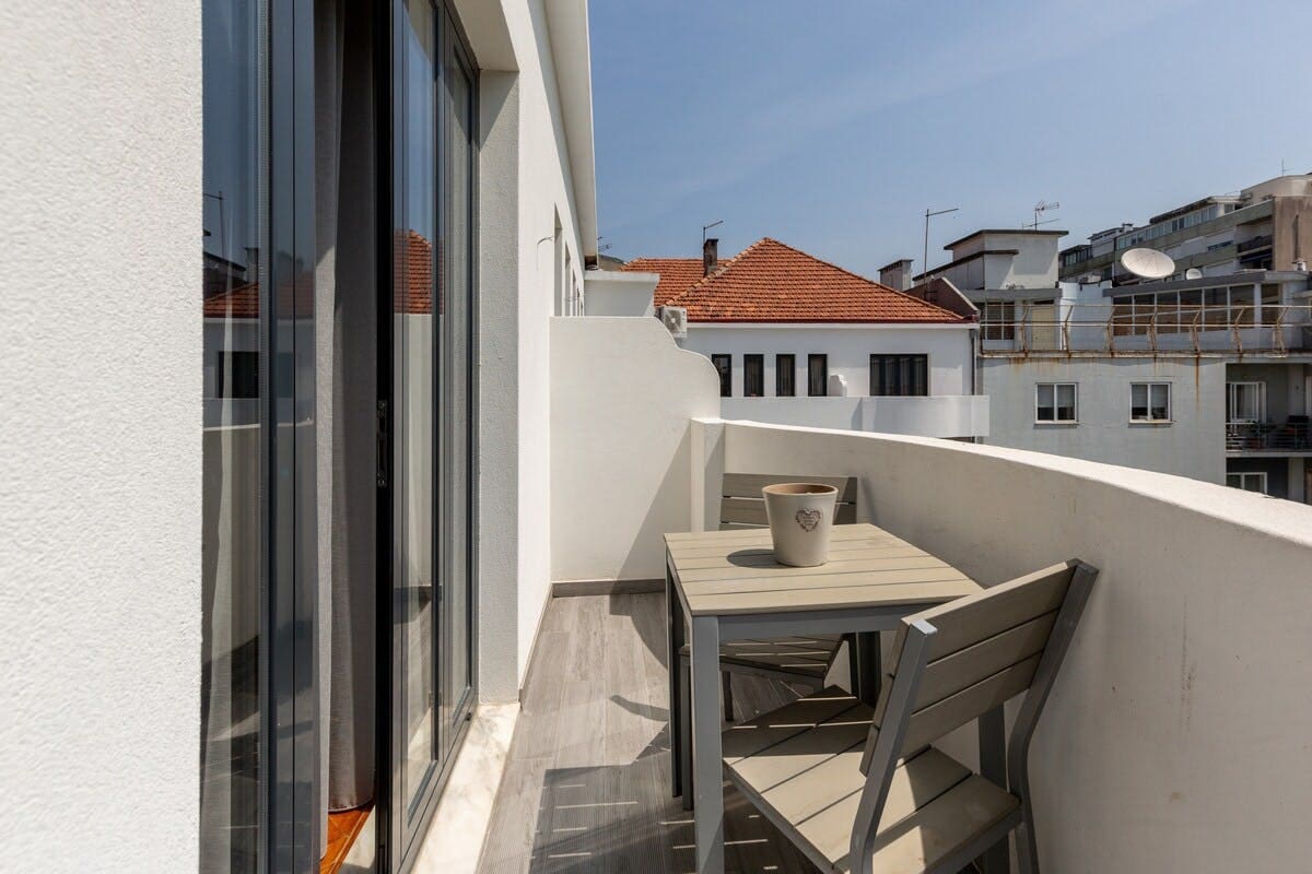 Casa Azulejo Bolhão: Spacious 5-Bedroom Luxury Apartment with Modern Design, Porto