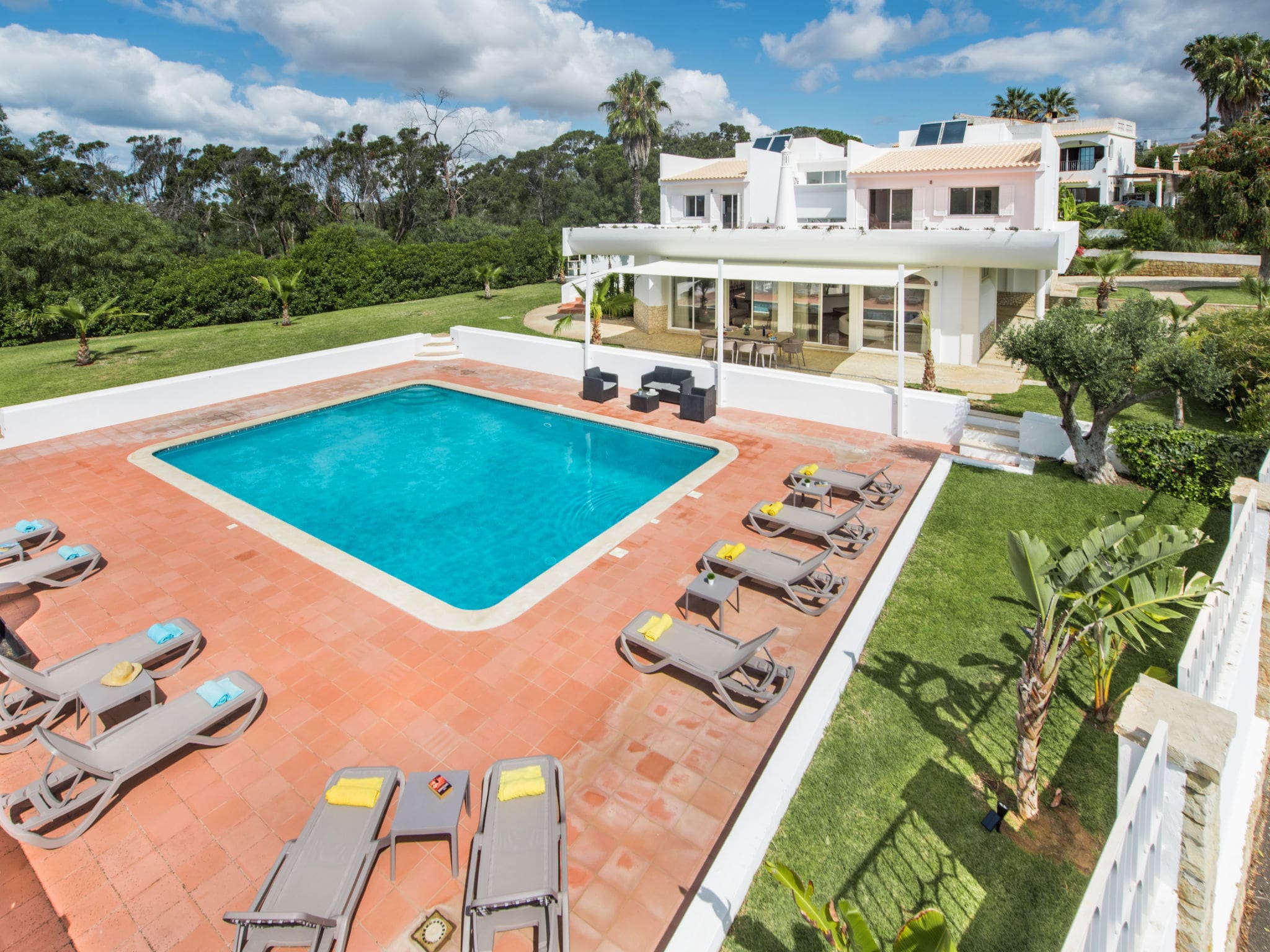 Casa Barlavento Albufeira: Magnificent Five Bedroom Villa with Private Pool and Golf Course Access in Portugal