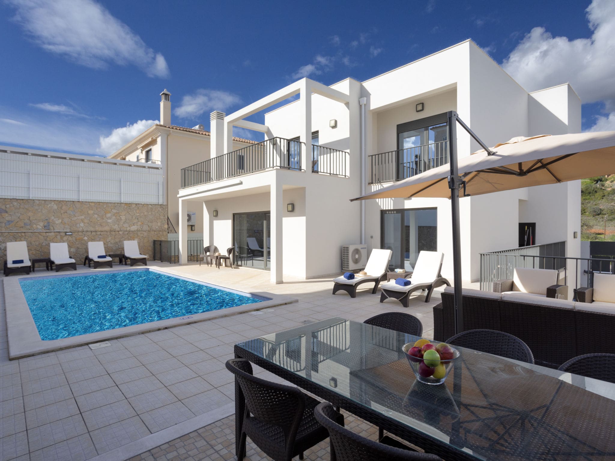 Casa Barranco Albufeira: Modern Four-Bedroom Villa with Private Pool and Contemporary Design near Albufeira Beach