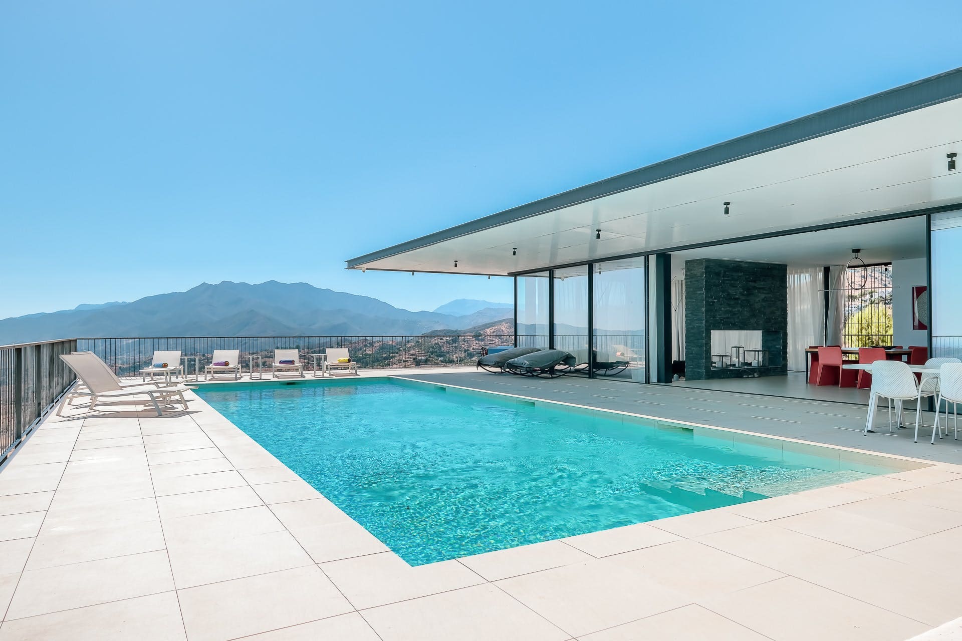 Casa Brisa Fuengirola: 4-Bedroom Luxury Apartment with Seaview and Pool, Fuengirola