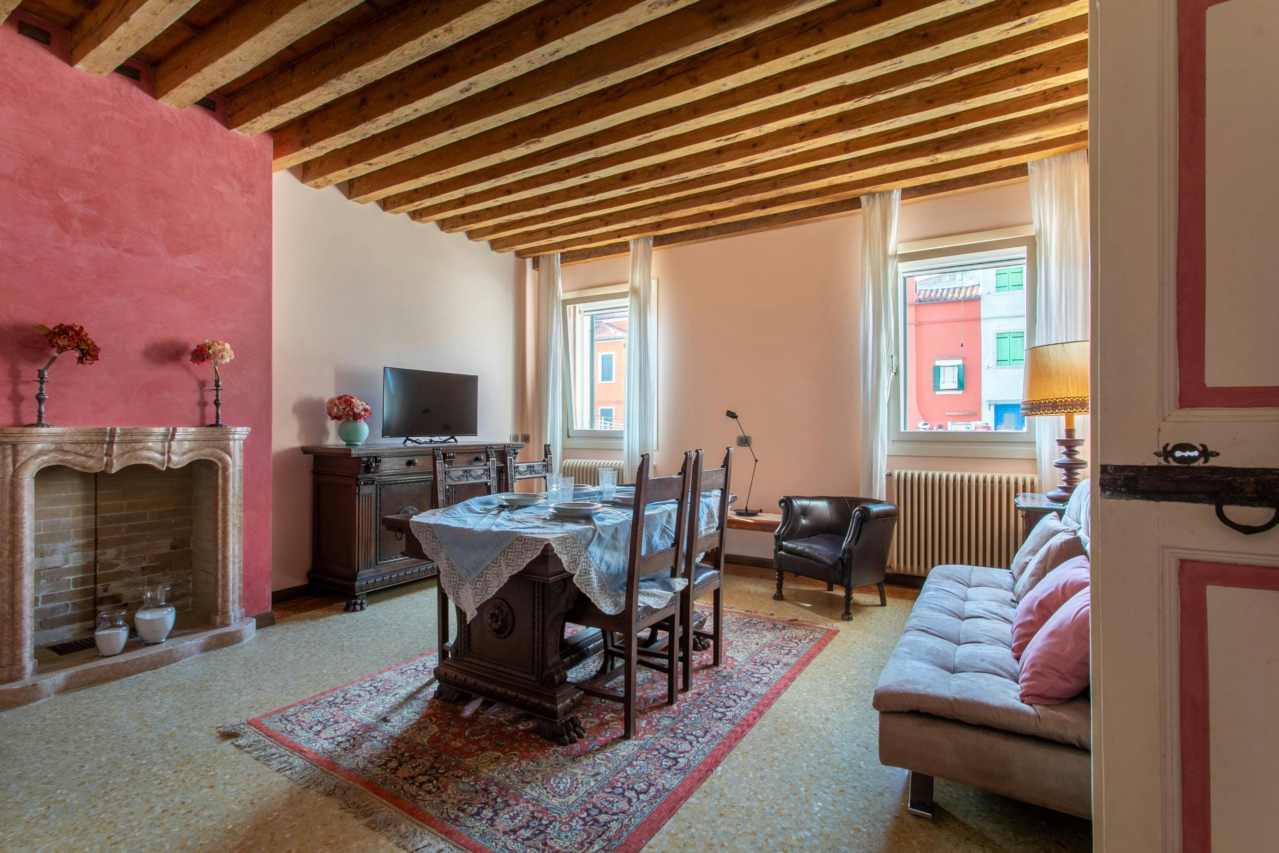 Casa Buranelle Burano: Charming 2-Bedroom Romantic Villa with Seaview, Burano