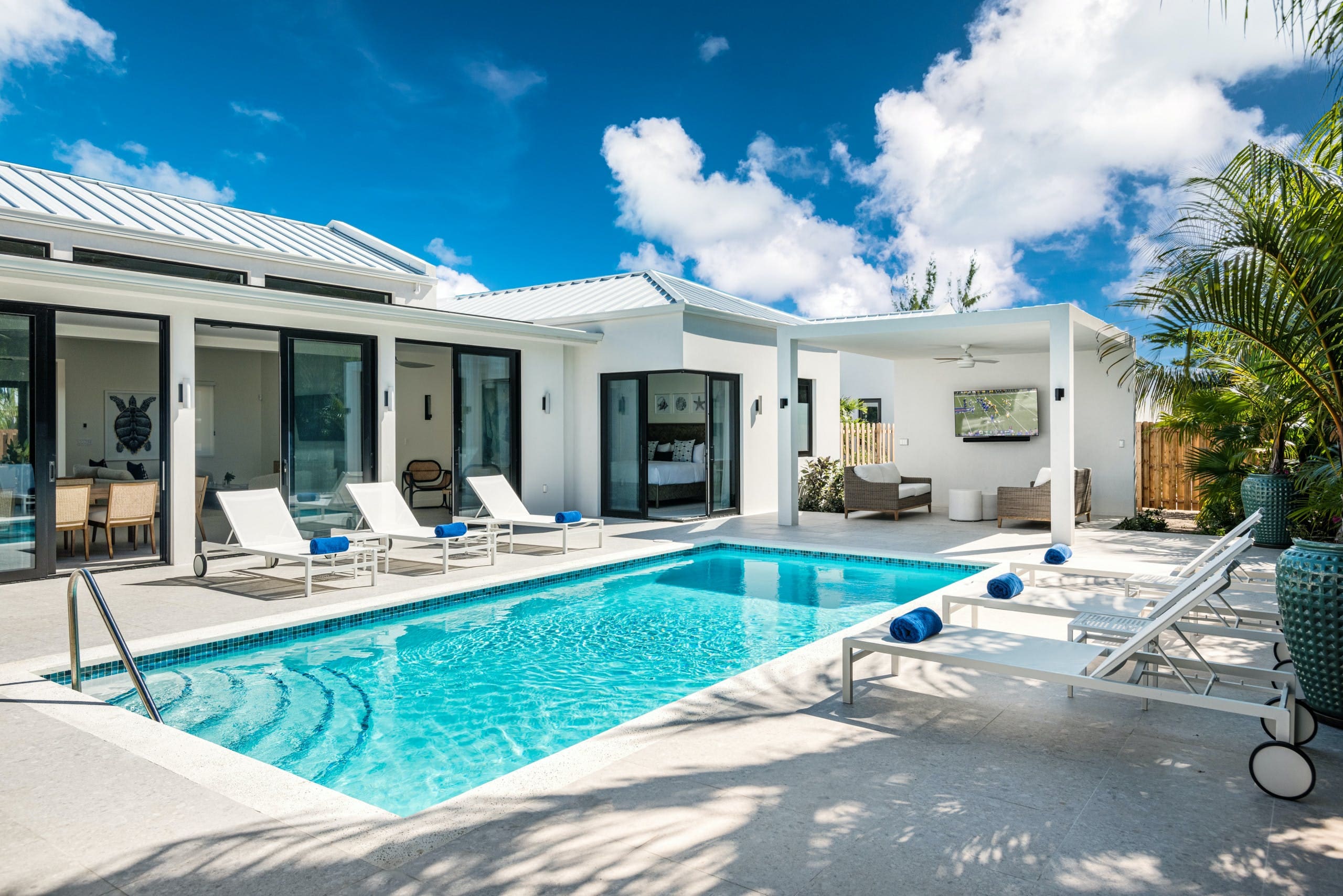 Casa Caicos Leeward: Spacious 4-Bedroom Apartment with Seaviews and Pool, Turks and Caicos