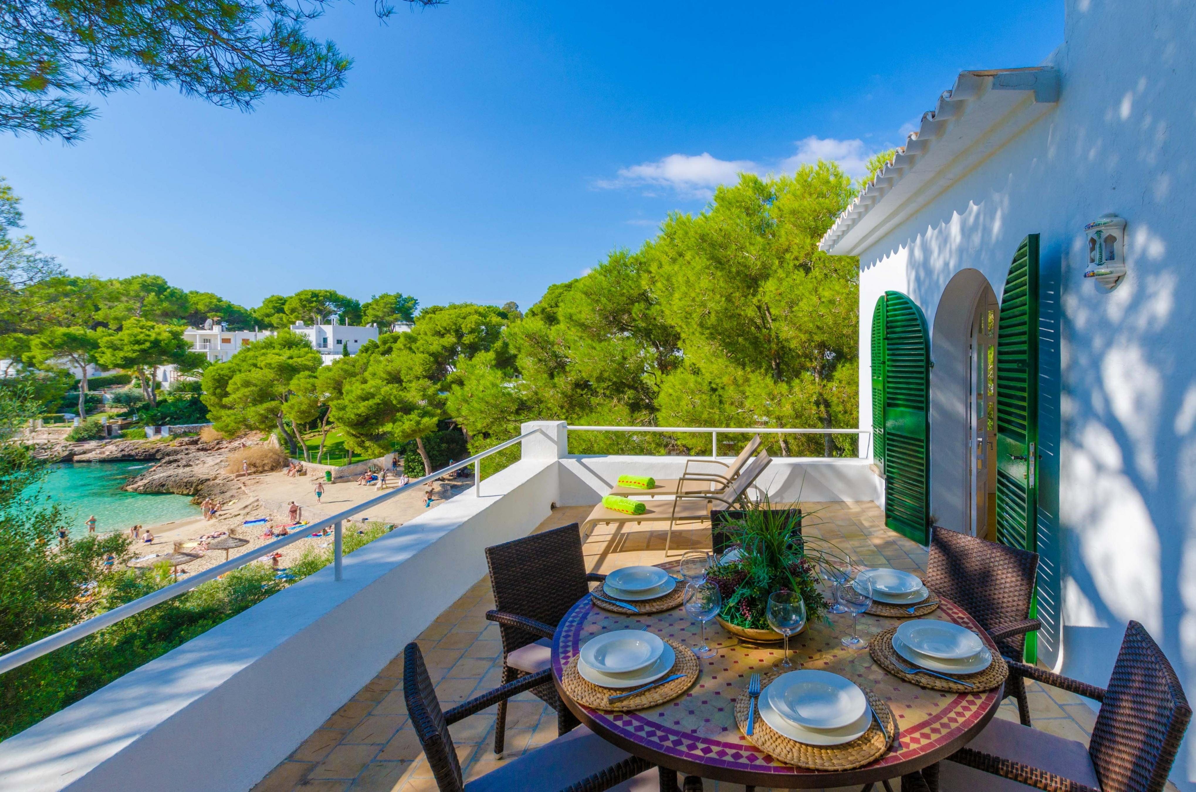 Casa Cala Petita: 4-Bedroom Beachfront Apartment with Sea Views, Cala d’Or