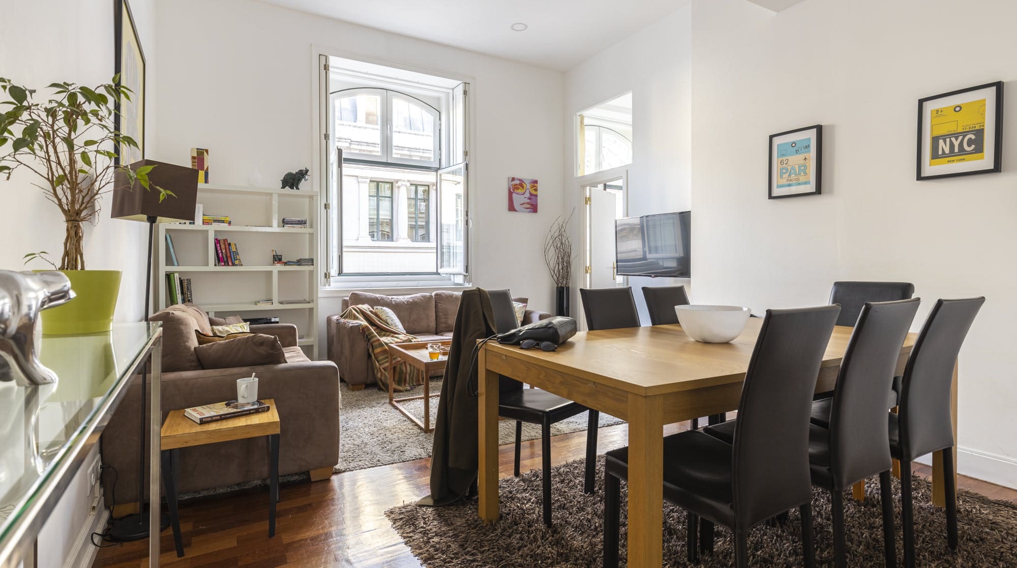Casa Carmo Chiado Chiado: Stylish 3-Bedroom Apartment with City Views, Lisbon Chiado