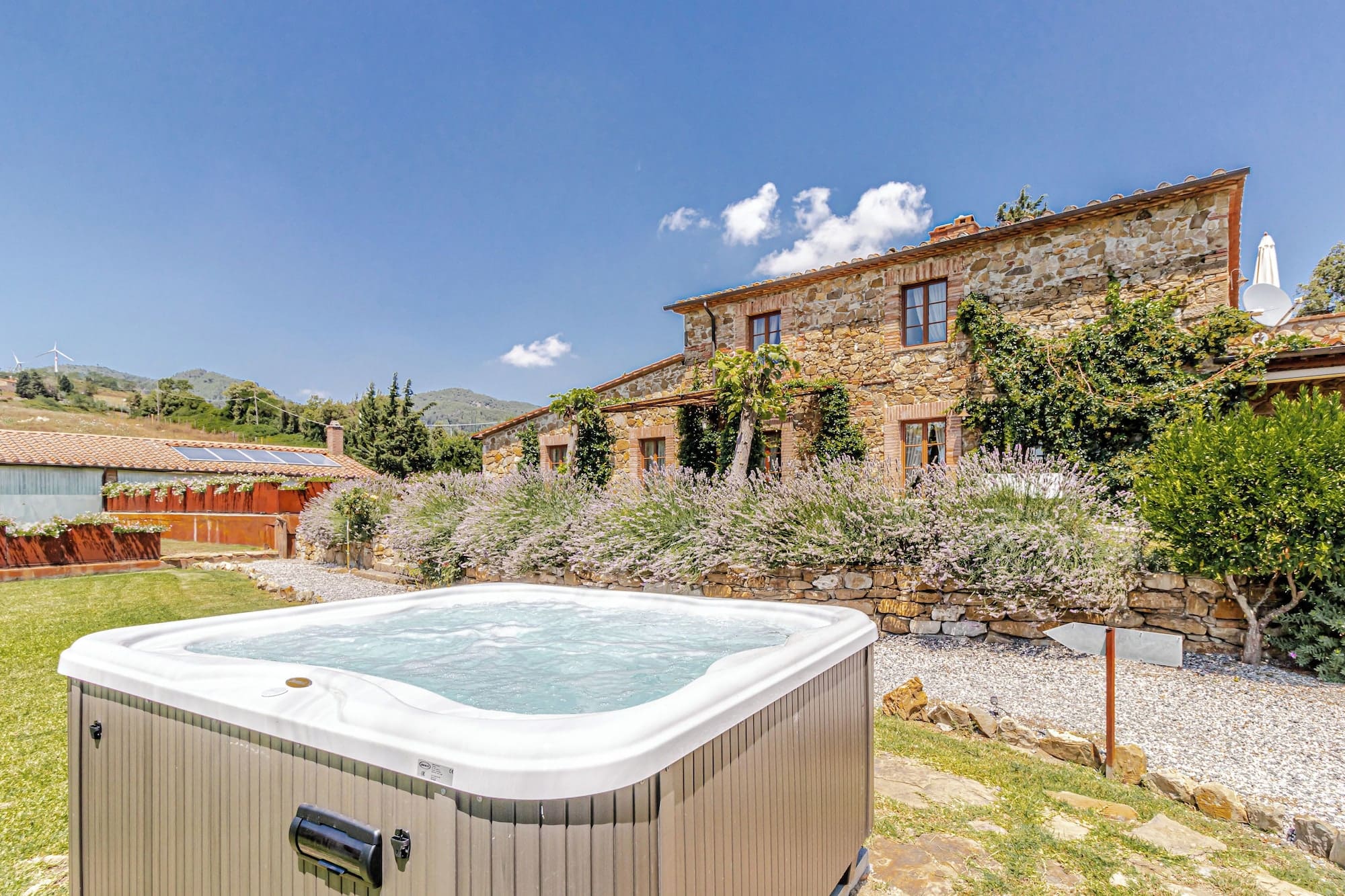 Casa Cipresso Volterra: Spacious 5-Bedroom Apartment with Pool and Hot Tub, Tuscany