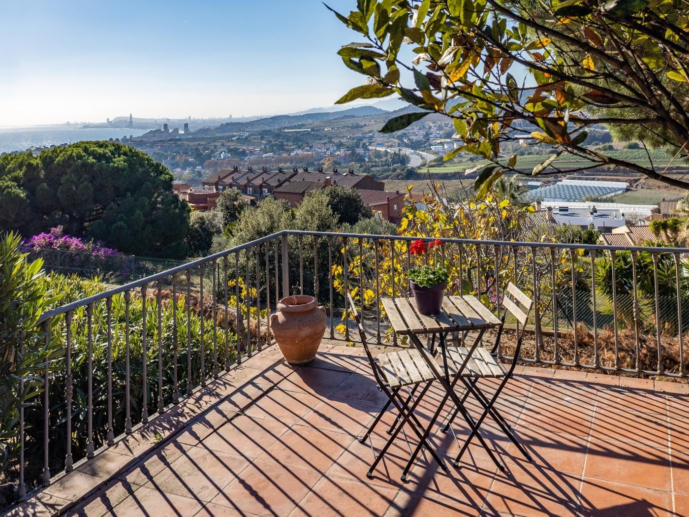 Casa Collserola Barcelona: Spacious 8-Bedroom Apartment with Infinity Pool and Seaview, Barcelona