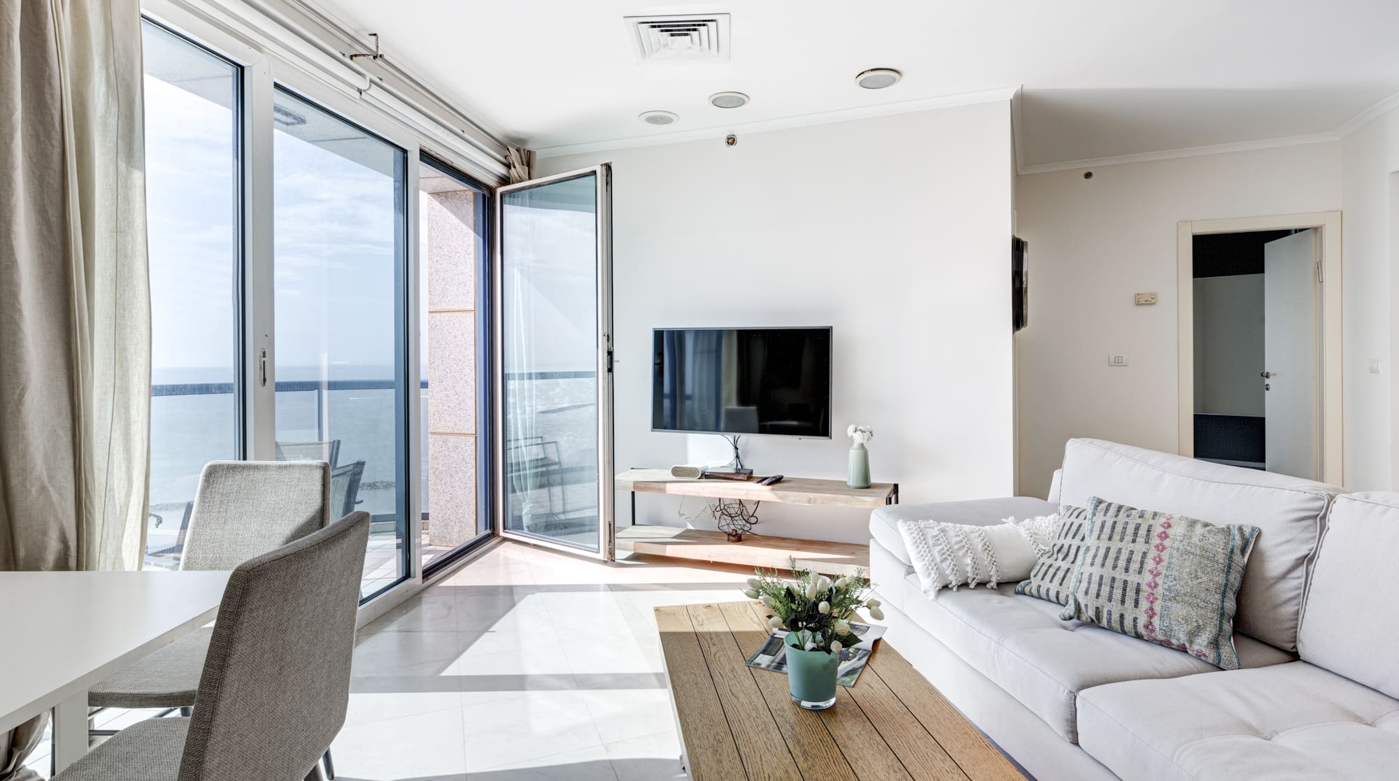 Casa Dado Kerem Hateimanim: Stylish 2-Bedroom Apartment with Sea View and Pool, Kerem Hateimanim