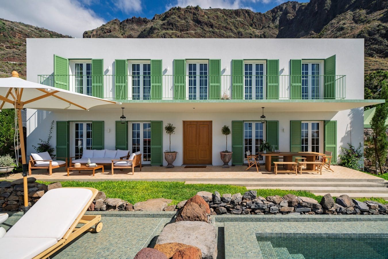Casa das Ondas: 3-Bedroom Luxury Villa Rental with Pool and Sea Views, Calheta