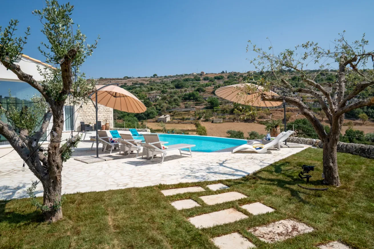 Casa dei Sogni Siciliani: Spacious 4-Bedroom Apartment with Swimming Pool, Sicily