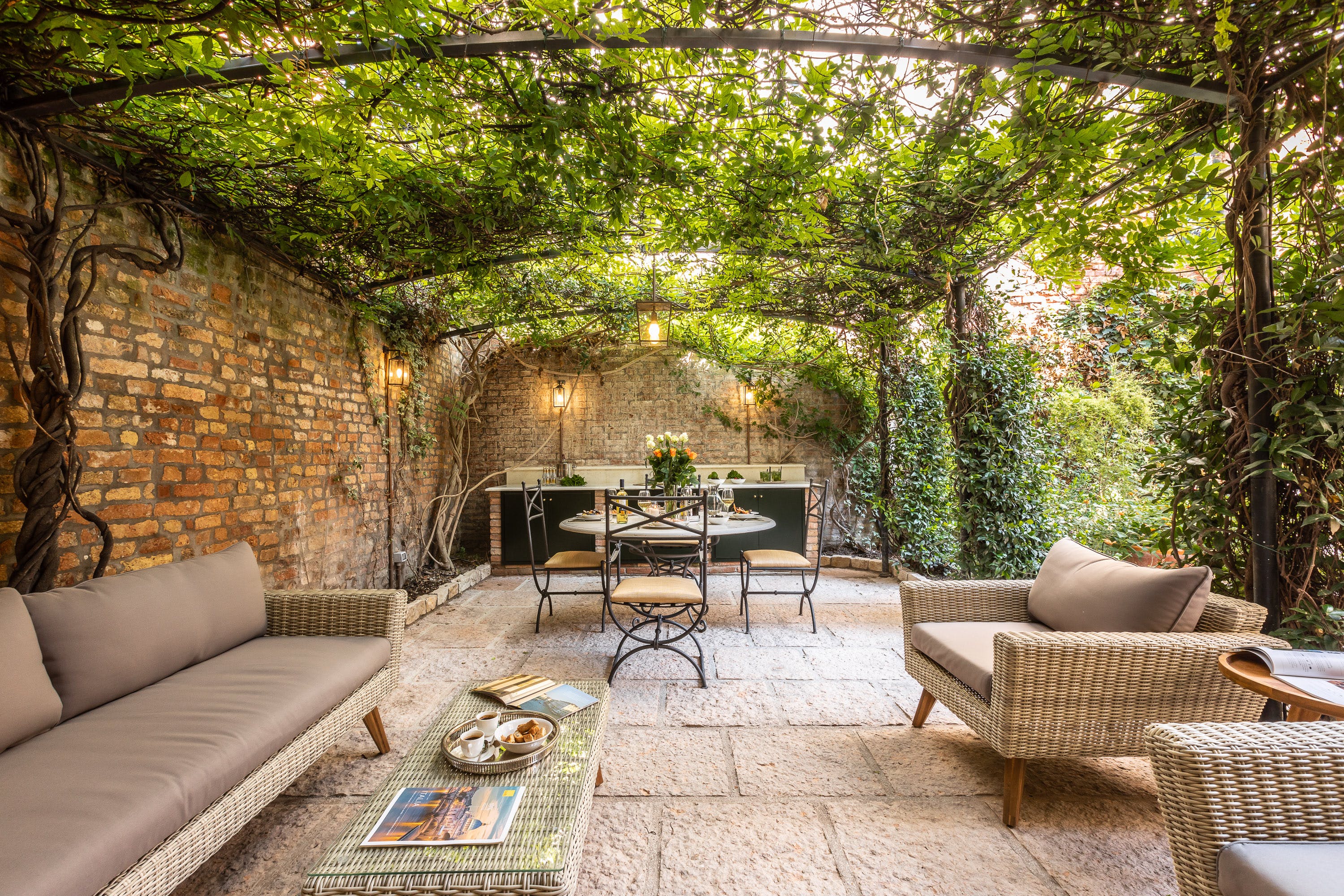 Casa del Giardino Segreto: Elegant 3-Bedroom Apartment with Seaview, Venice