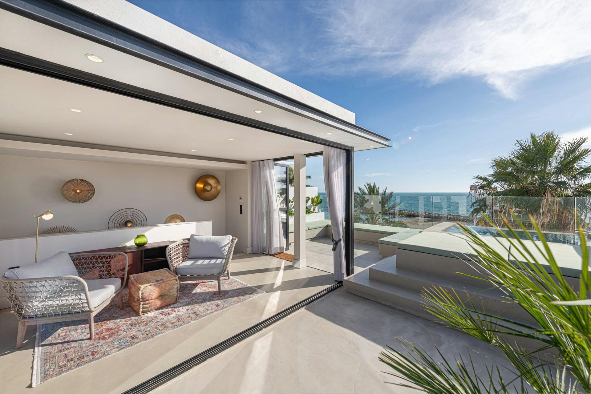 Casa del Mar Mediterráneo Malaga: Stunning 5-Bedroom Beachfront House with Pool, Malaga