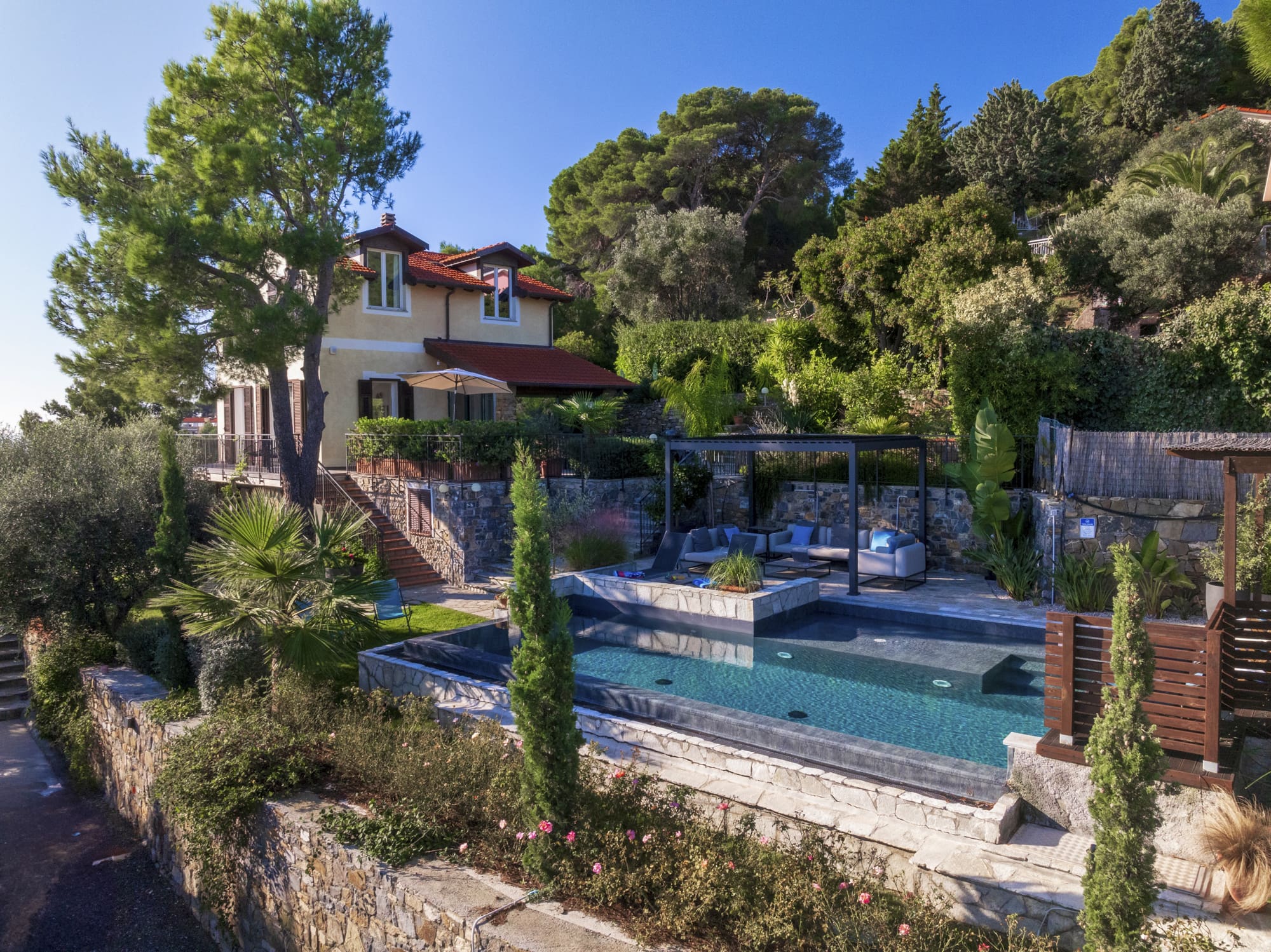 Casa del Mare Blu Italy: Stunning 4-Bedroom Apartment with Infinity Pool, Liguria