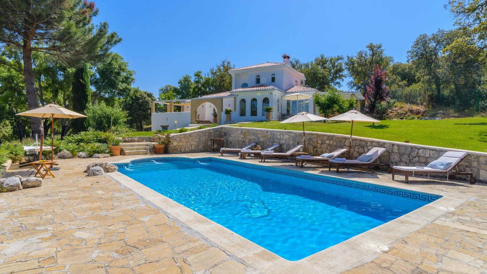 Casa del Sierra: Charming 3-Bedroom Apartment with Pool in Granada Region