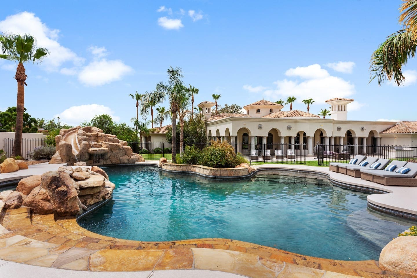 Casa del Sol: Stunning 5-Bedroom Luxury Apartment with Pool, Paradise Valley