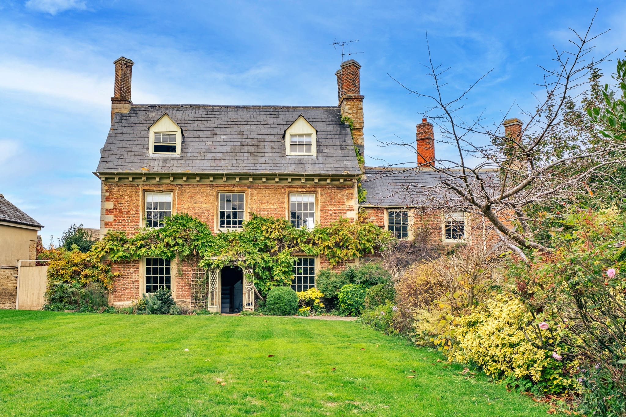 Casa del Wisteria: Charming 6-Bedroom House with Historic Character, Gloucestershire
