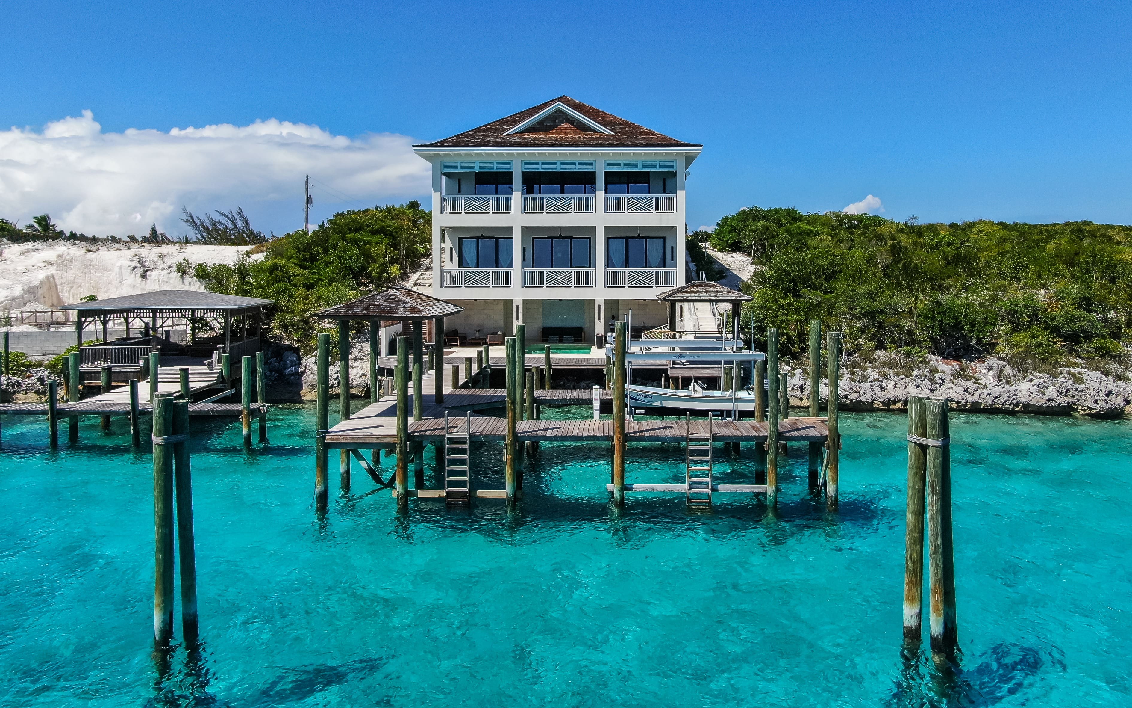 Casa di Mare Exuma: Luxury 6-Bedroom Villa with Beachfront Access, Exuma